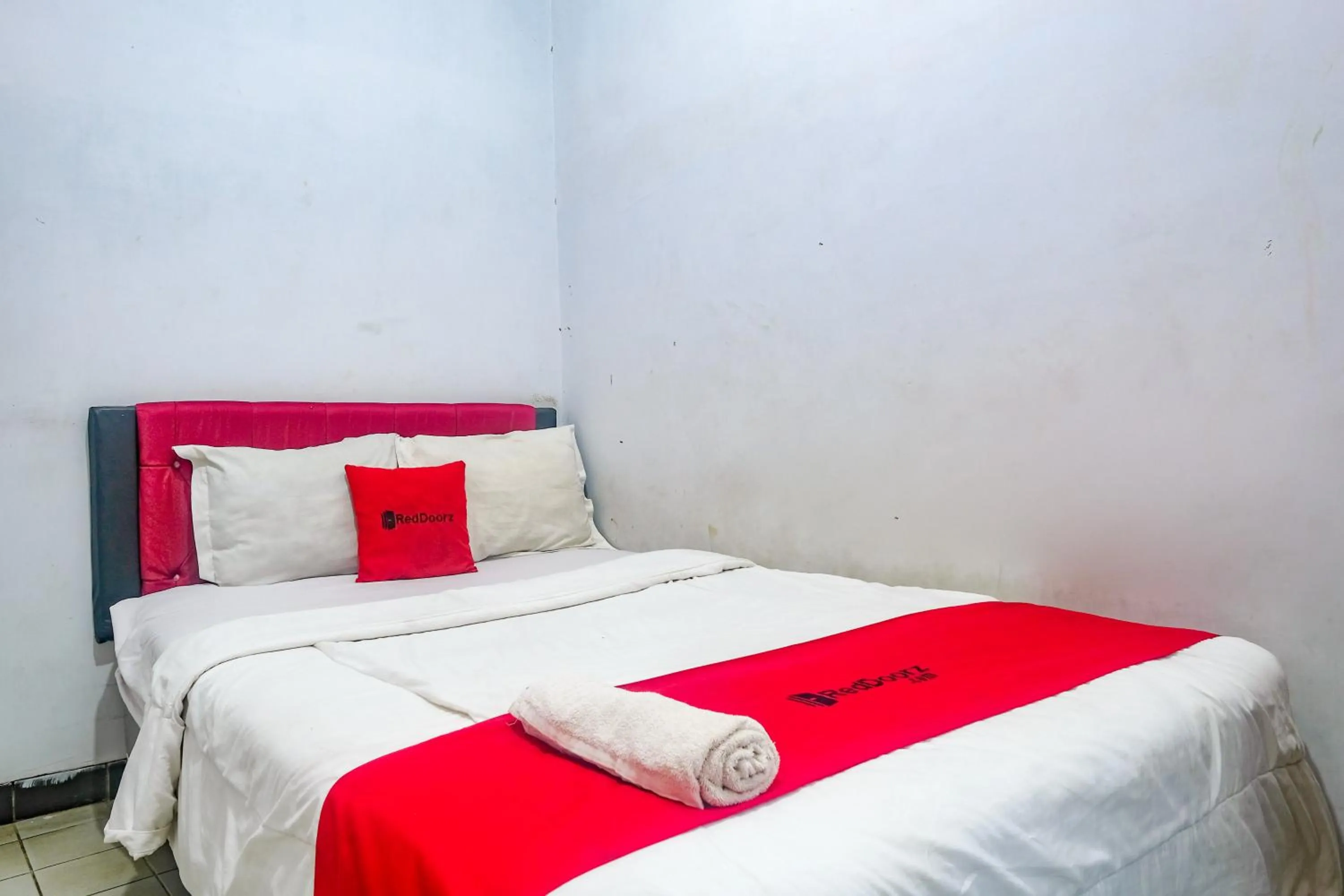 Bedroom, Bed in RedDoorz near Batik Tulis Celaket 2