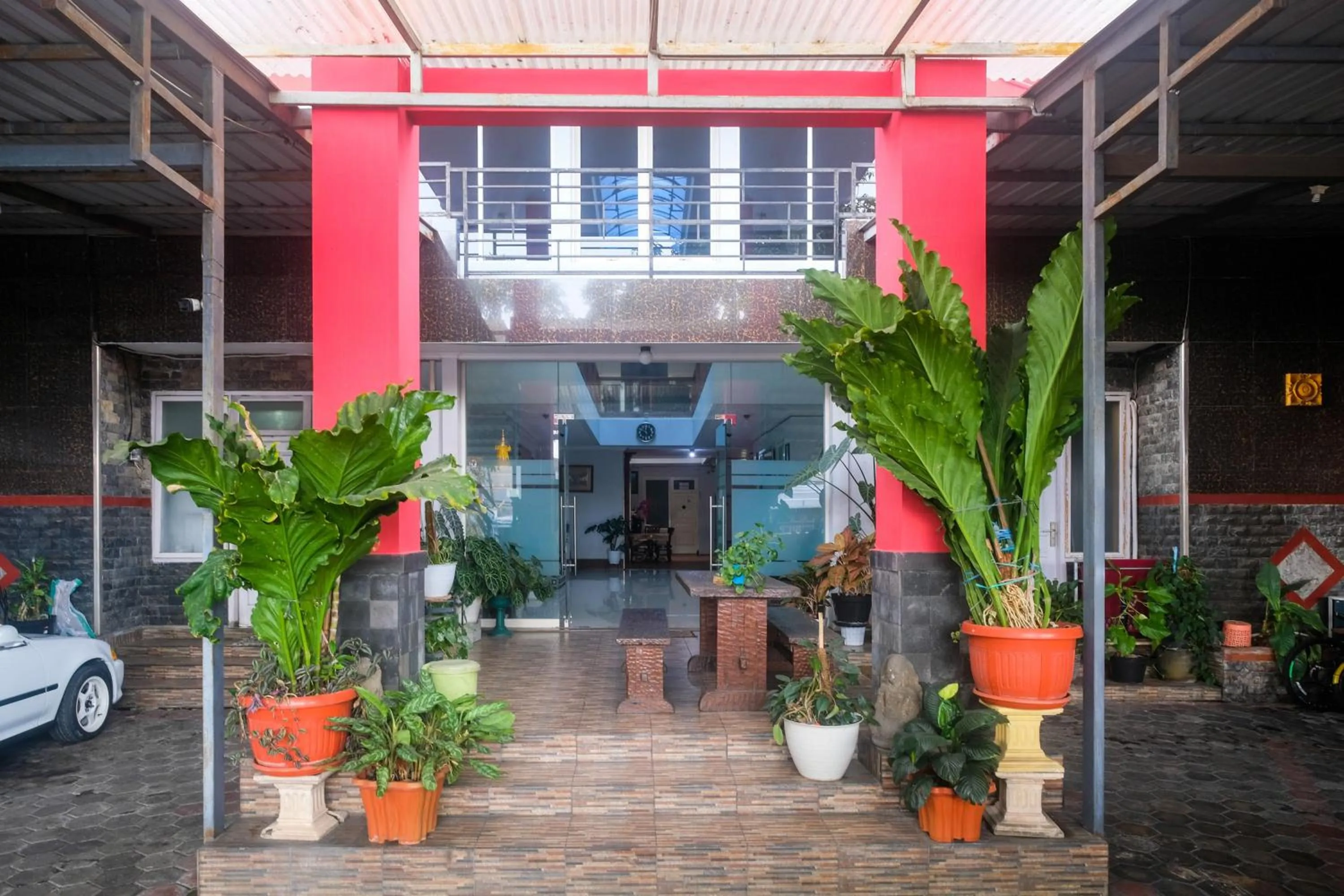 Facade/entrance in RedDoorz near Batik Tulis Celaket 2