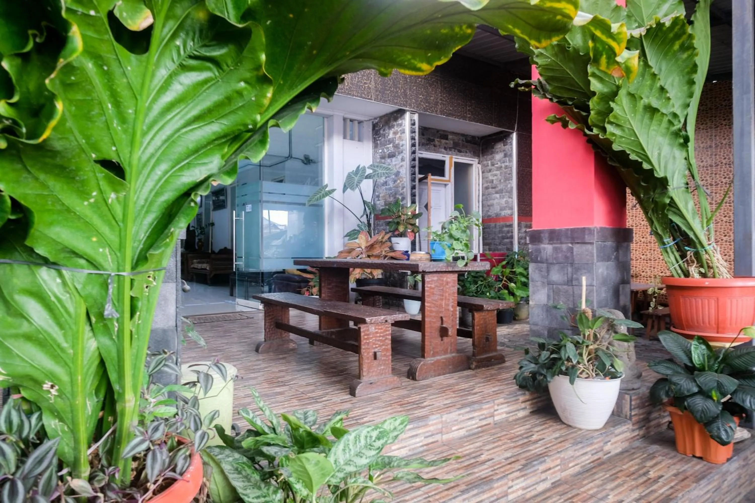 Seating area in RedDoorz near Batik Tulis Celaket 2