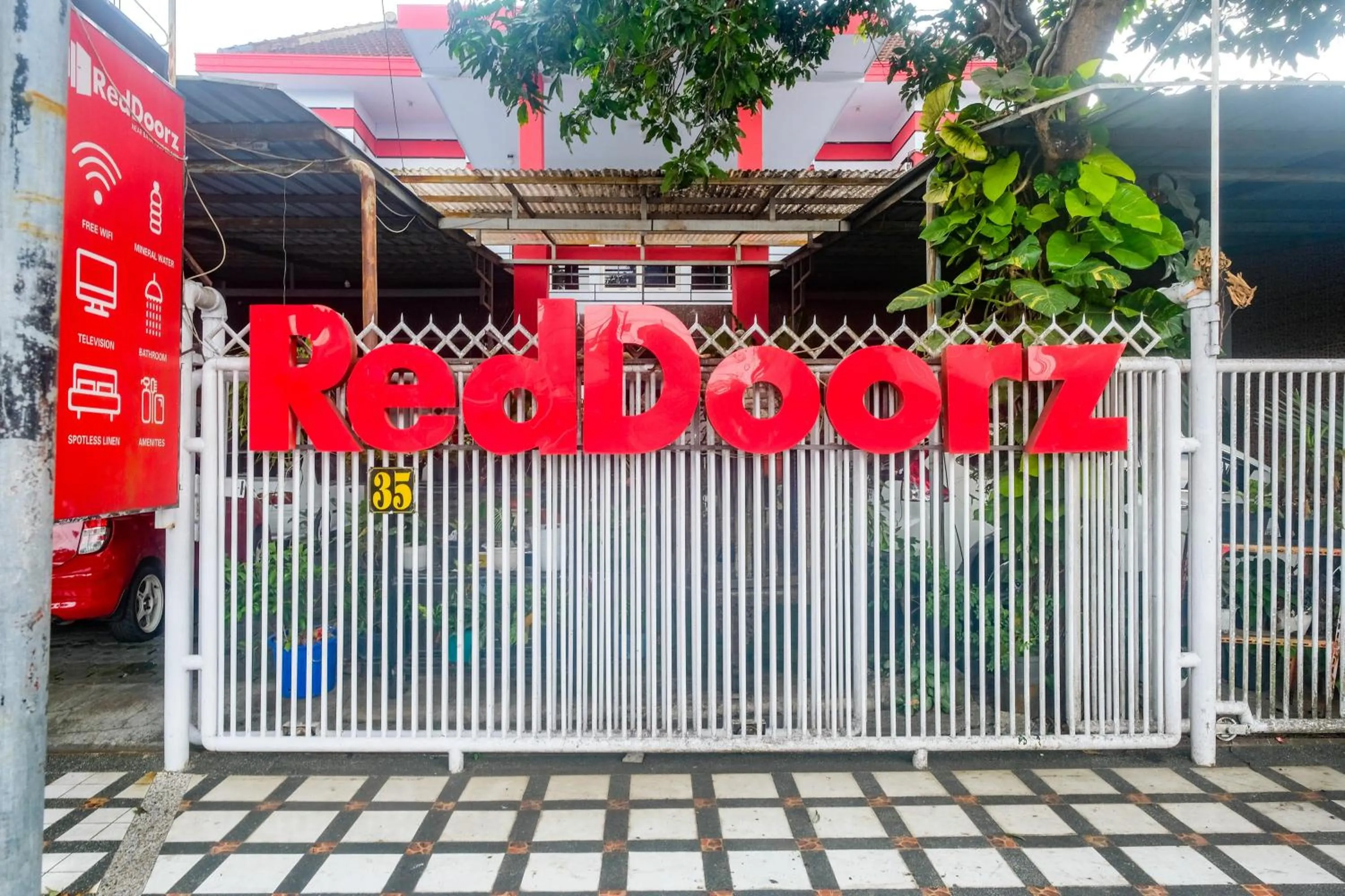 Property logo or sign in RedDoorz near Batik Tulis Celaket 2