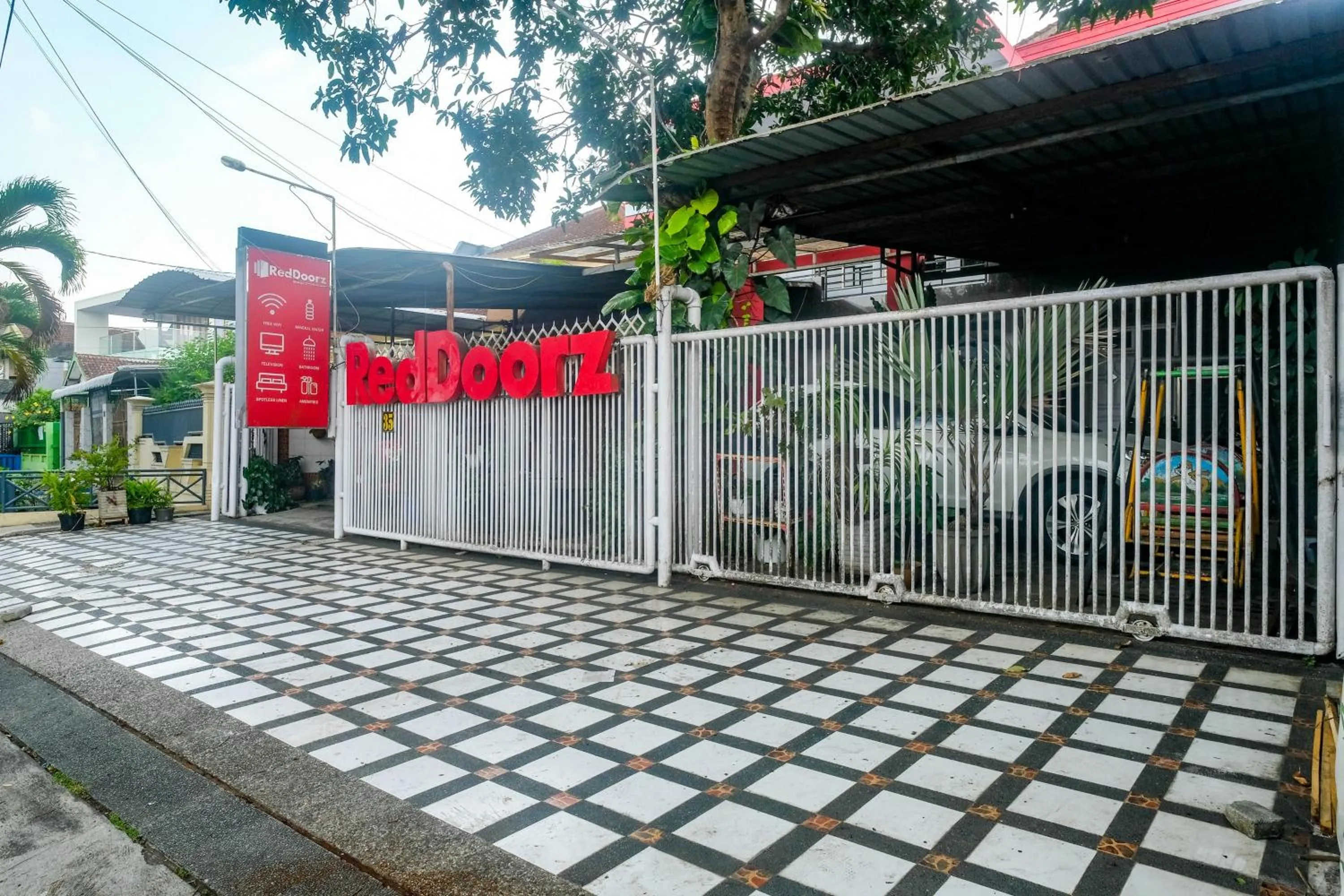Facade/entrance in RedDoorz near Batik Tulis Celaket 2