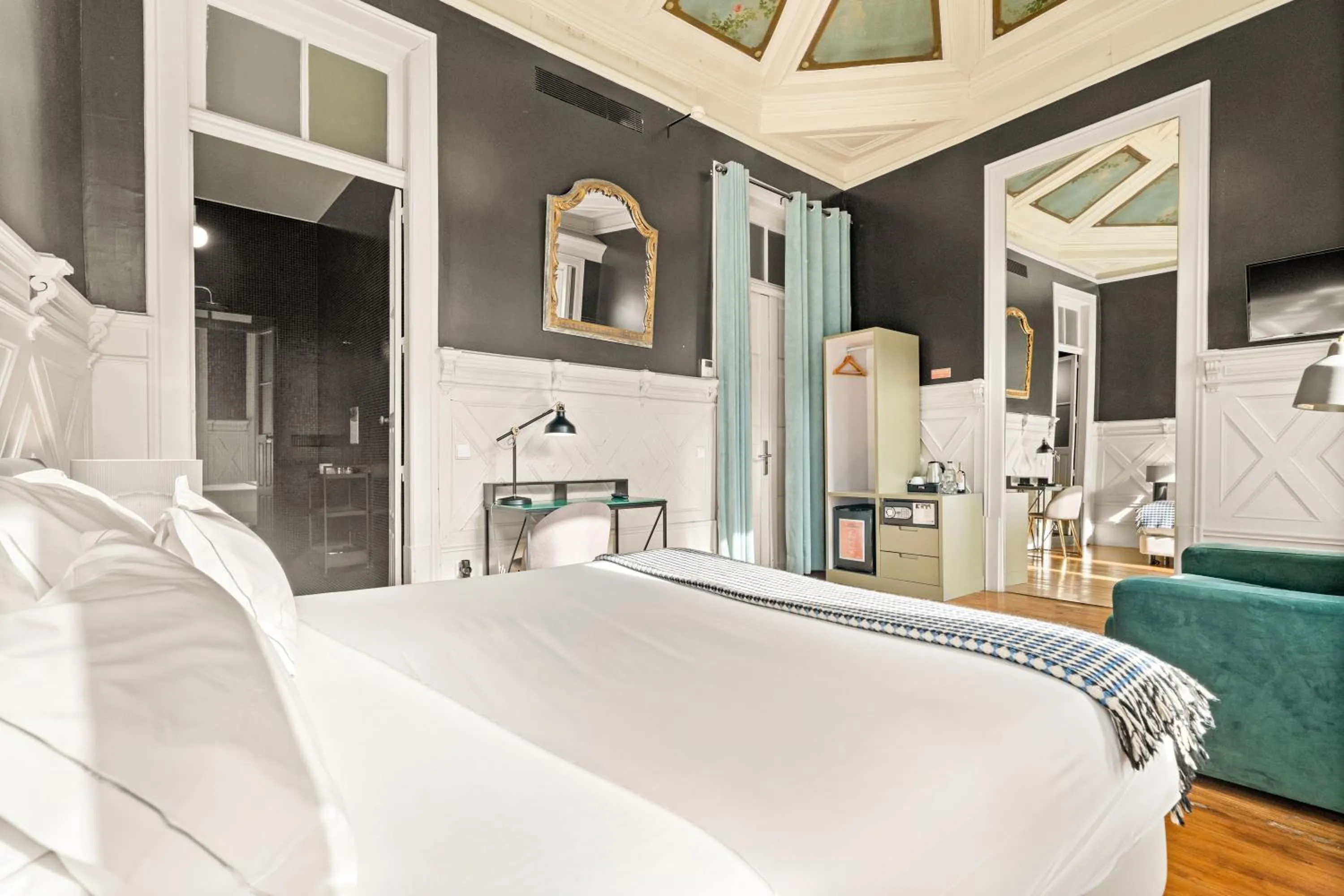 Bed in Casa dos Lóios by Shiadu