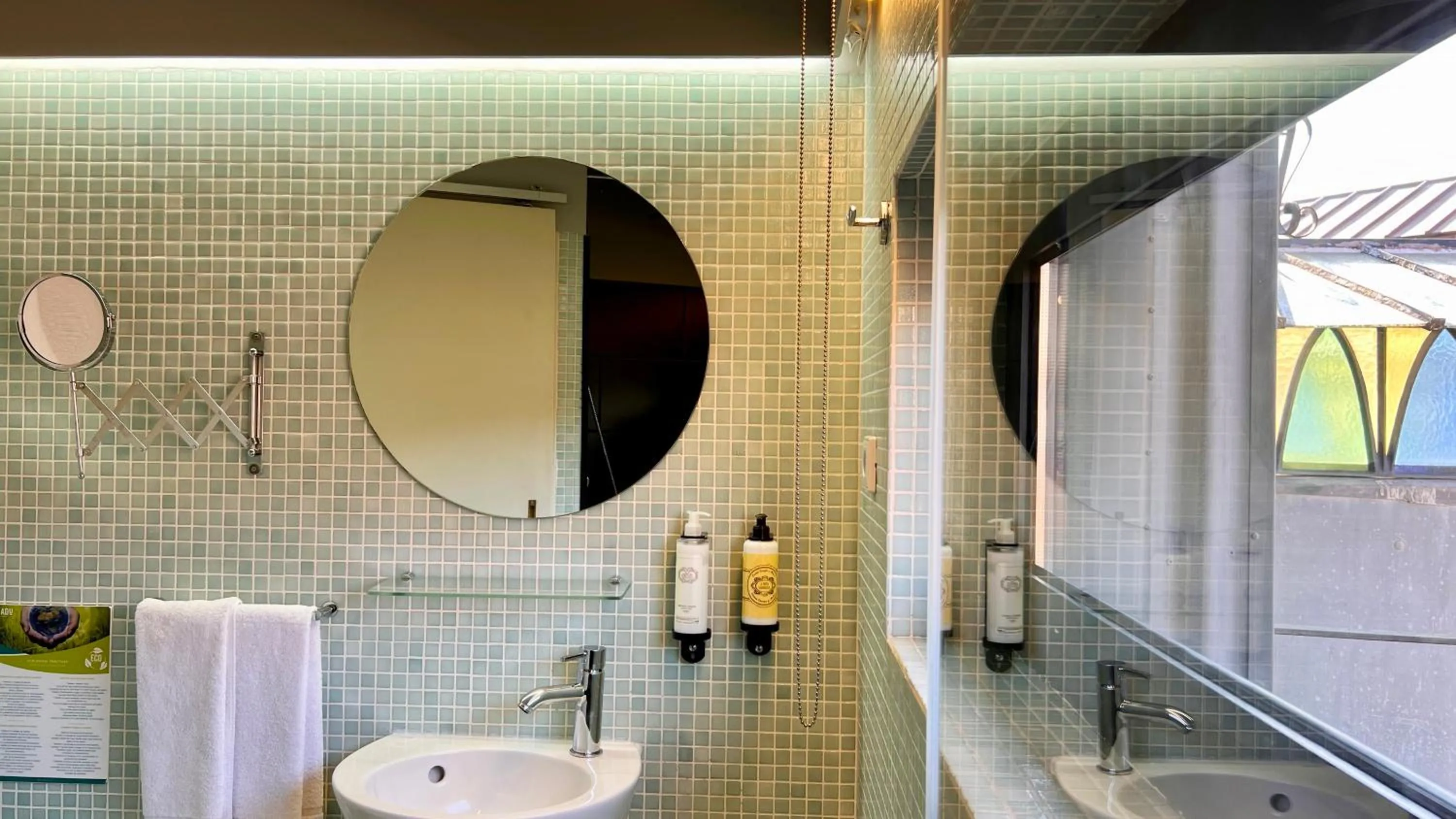 Shower in Casa dos Lóios by Shiadu