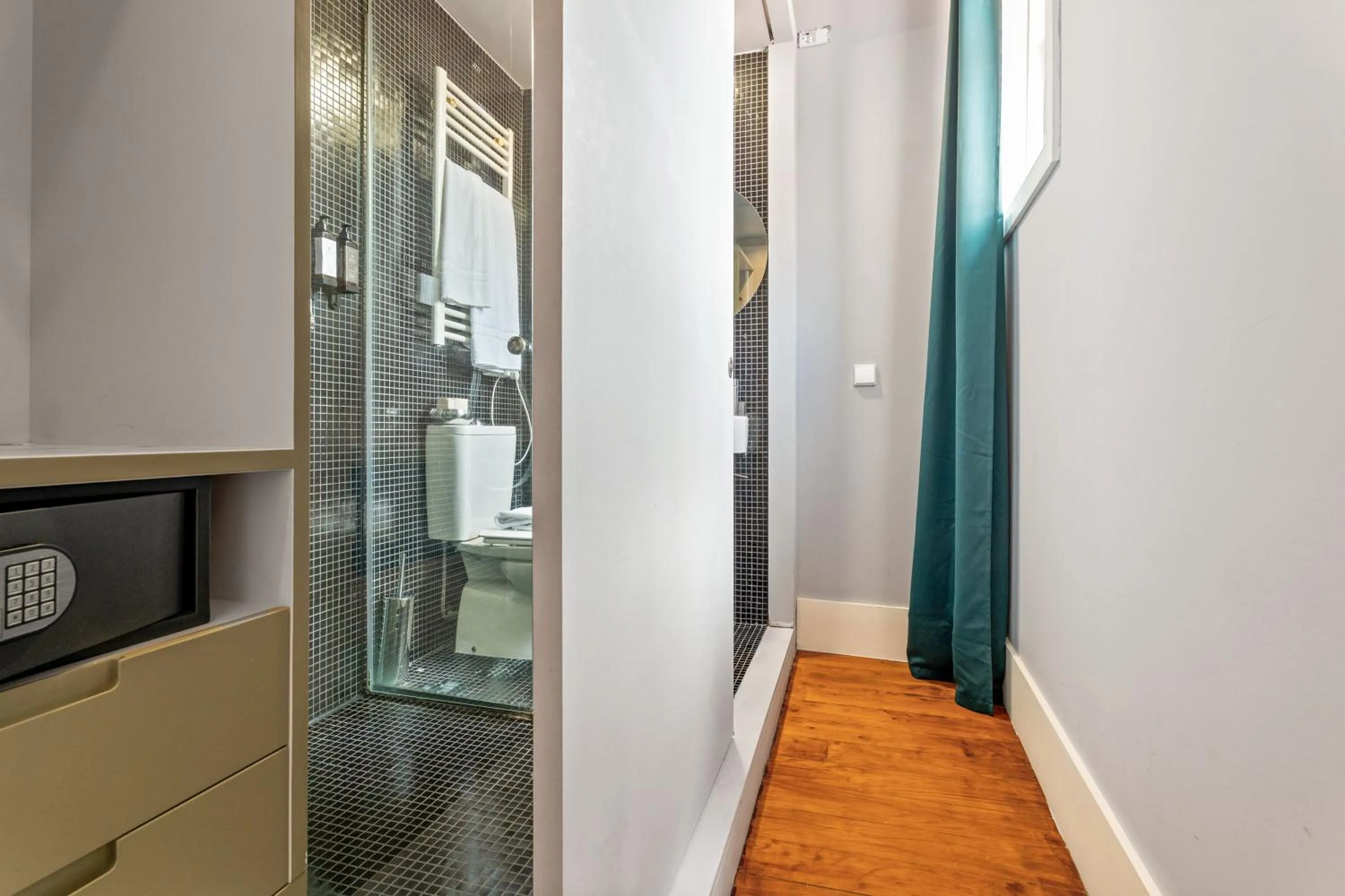 Shower in Casa dos Lóios by Shiadu