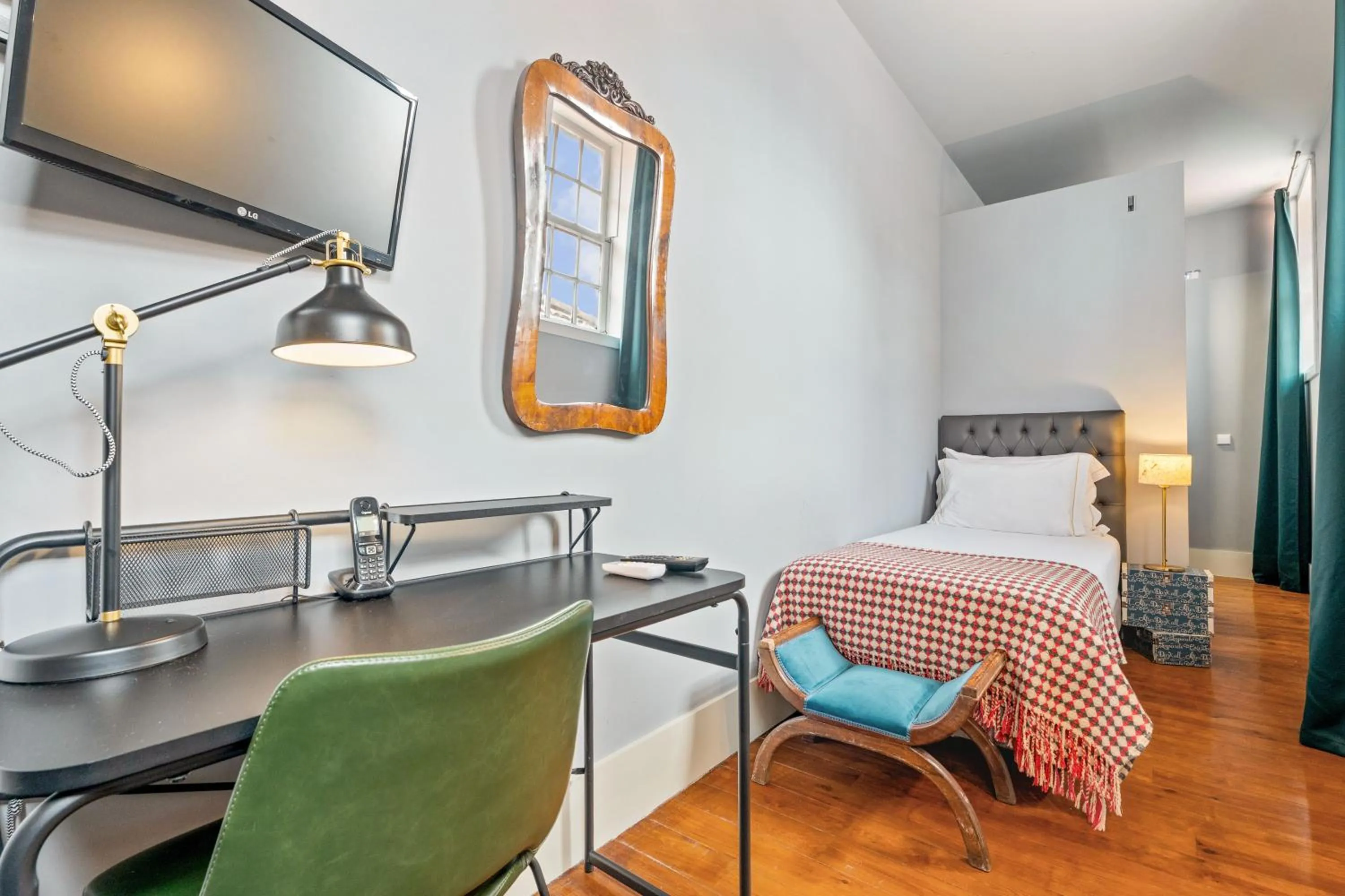 Bed in Casa dos Lóios by Shiadu