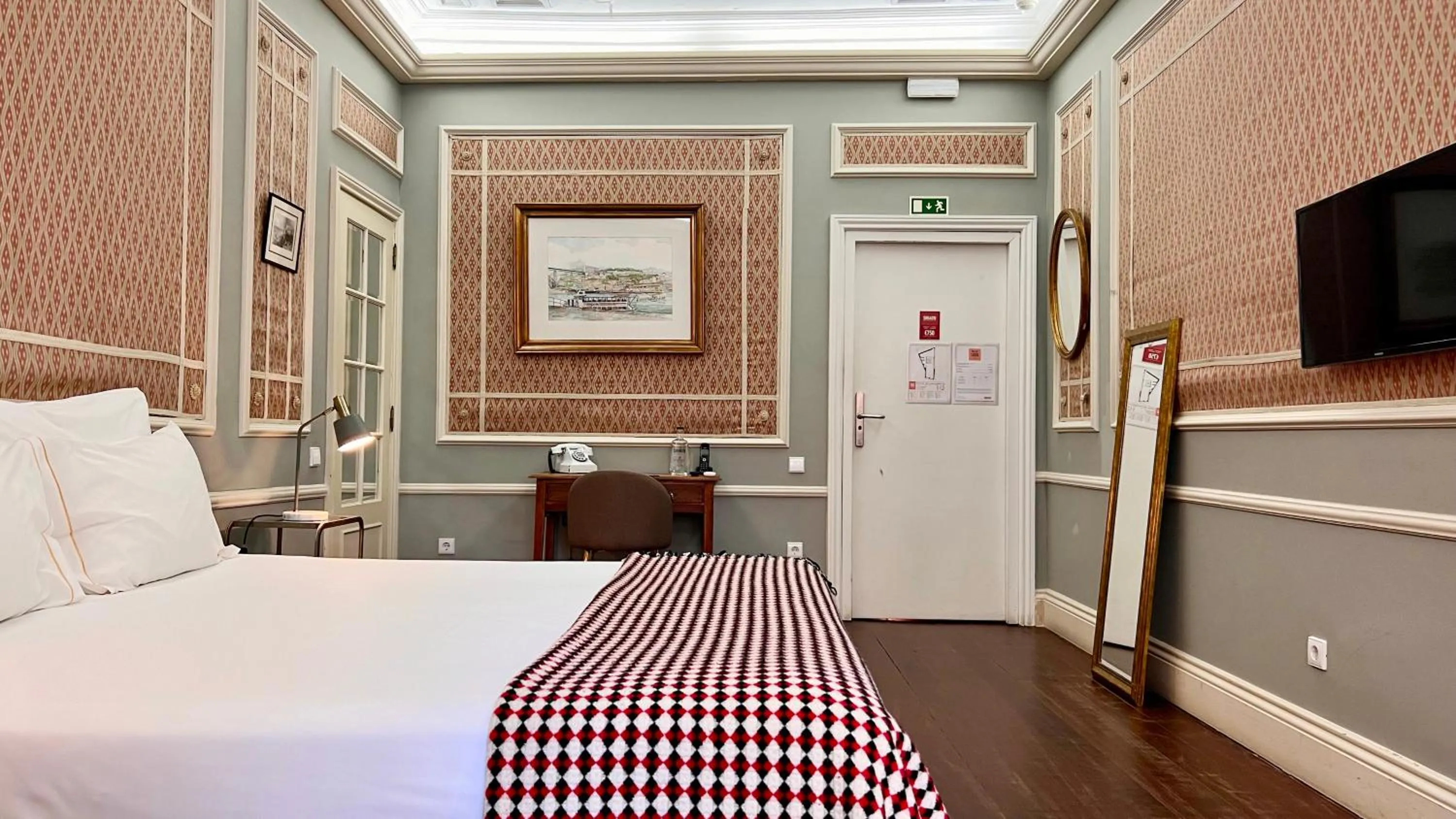 Bed in Casa dos Lóios by Shiadu