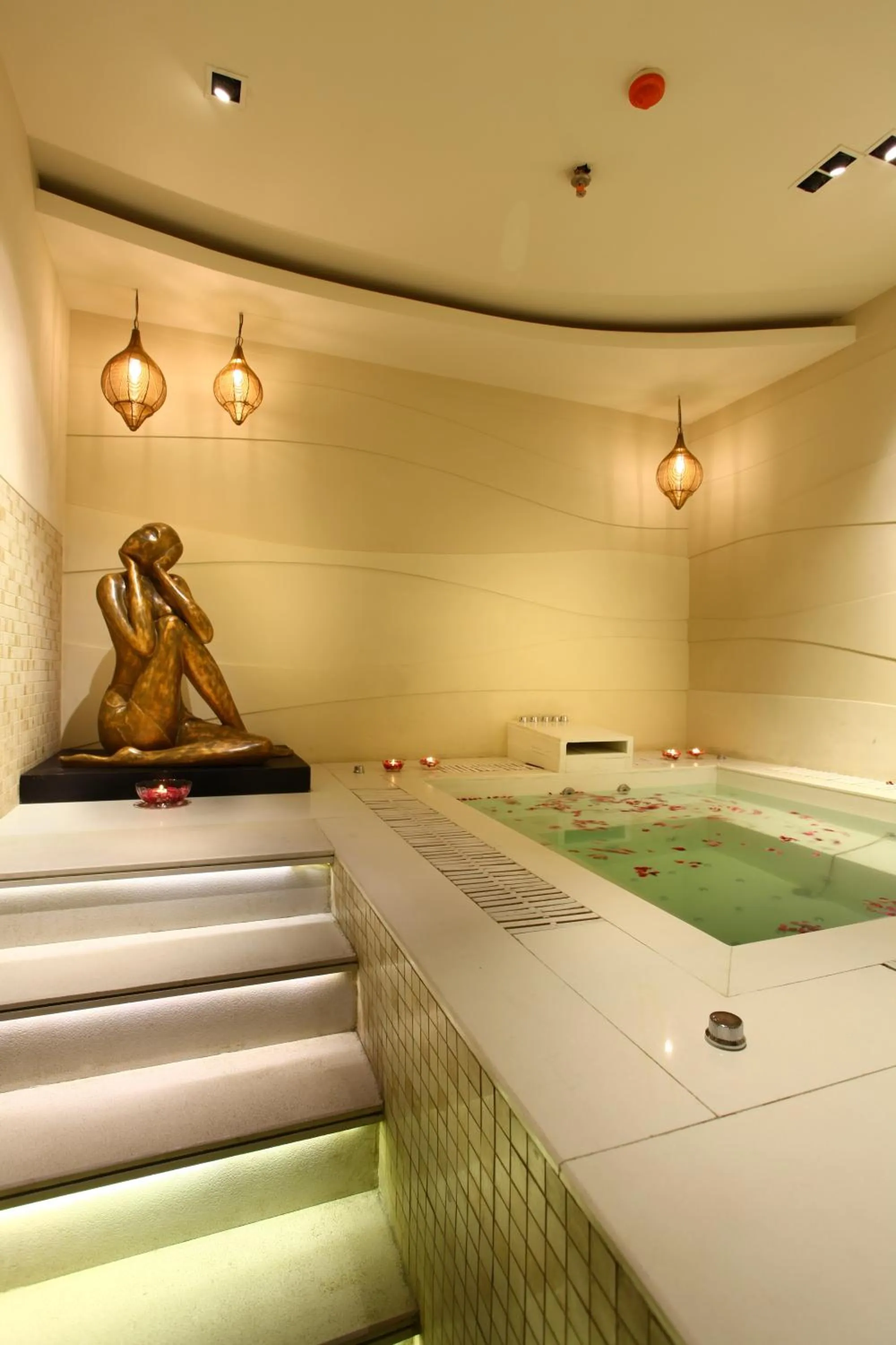 Spa and wellness centre/facilities in Mahagun Sarovar Portico Suites