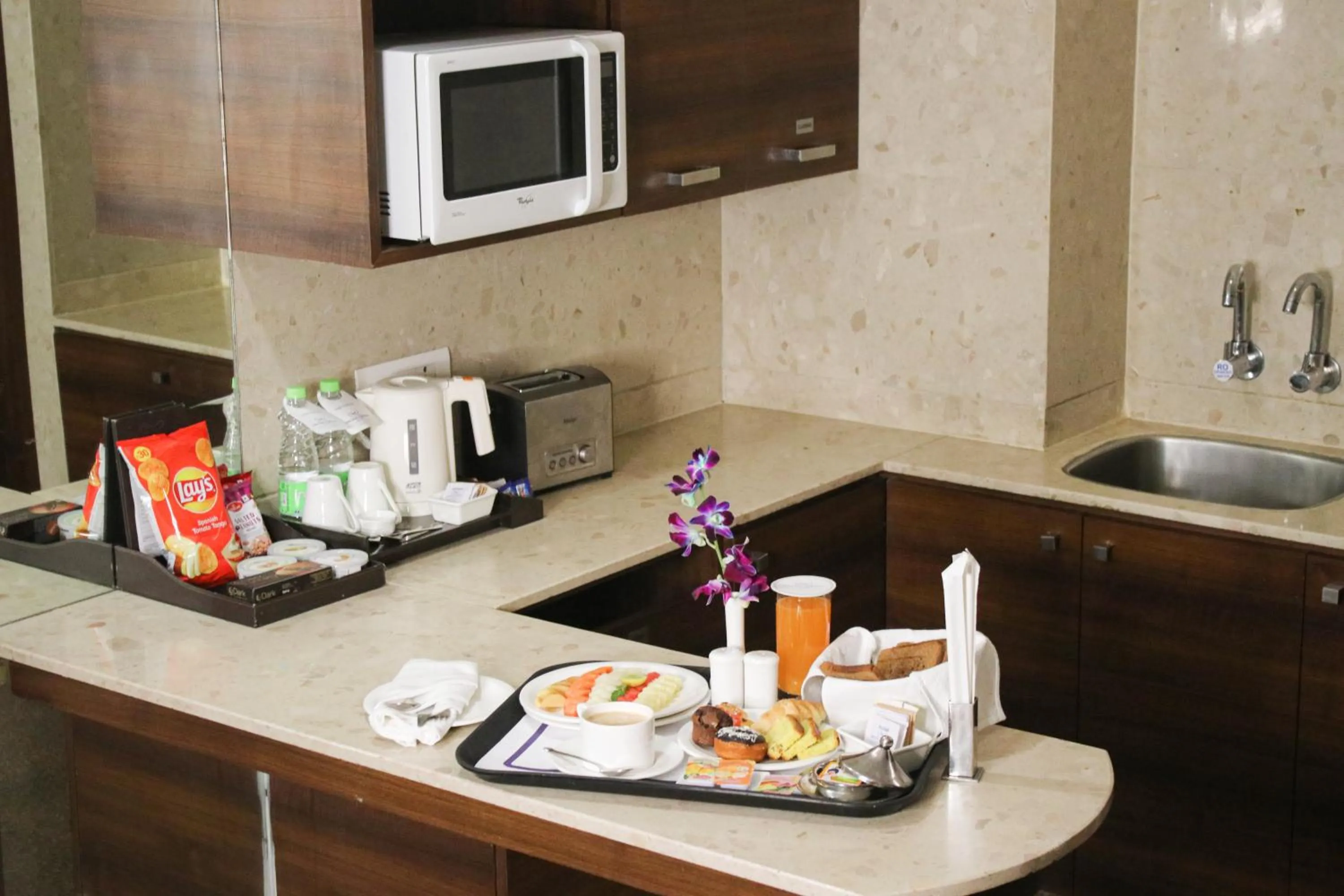 Coffee/tea facilities in Mahagun Sarovar Portico Suites