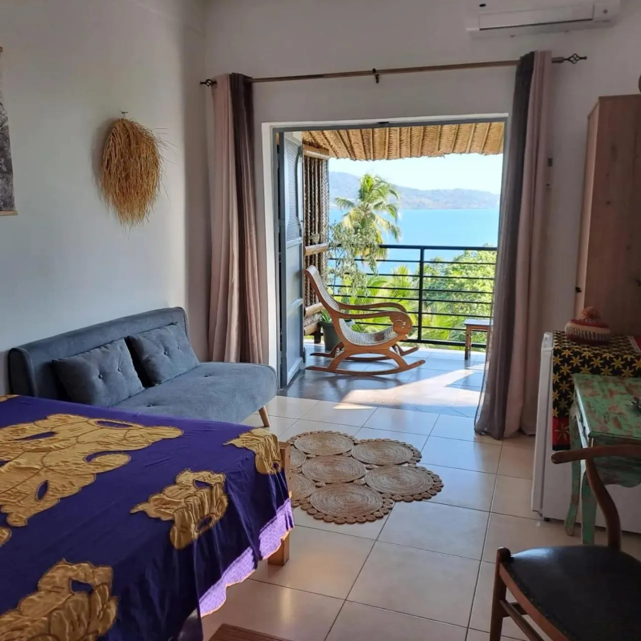 Photo of the whole room, Bed in LE CHISSIOUA