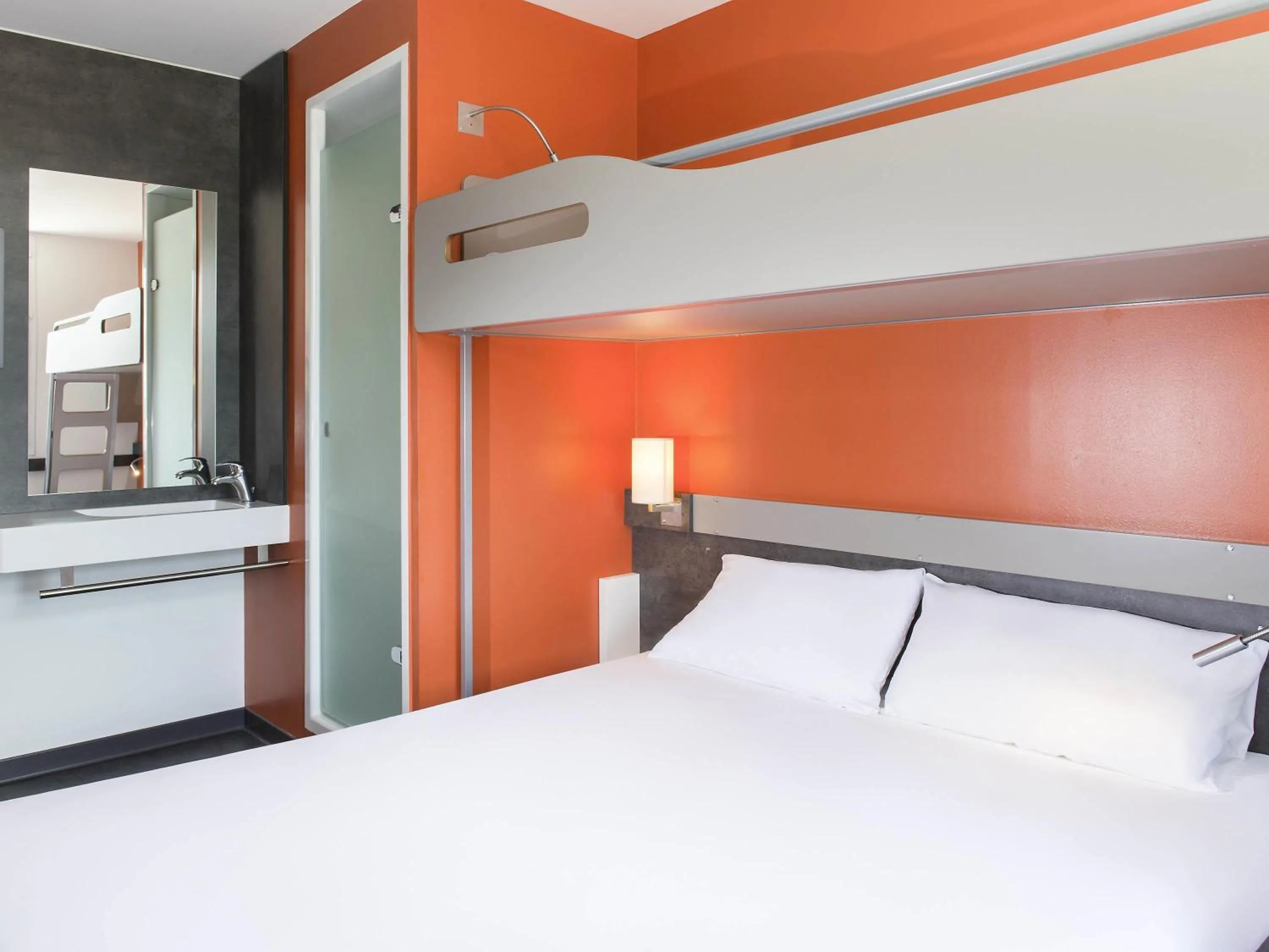 Bedroom, Bed in ibis budget Aéroport Lyon Saint Exupéry