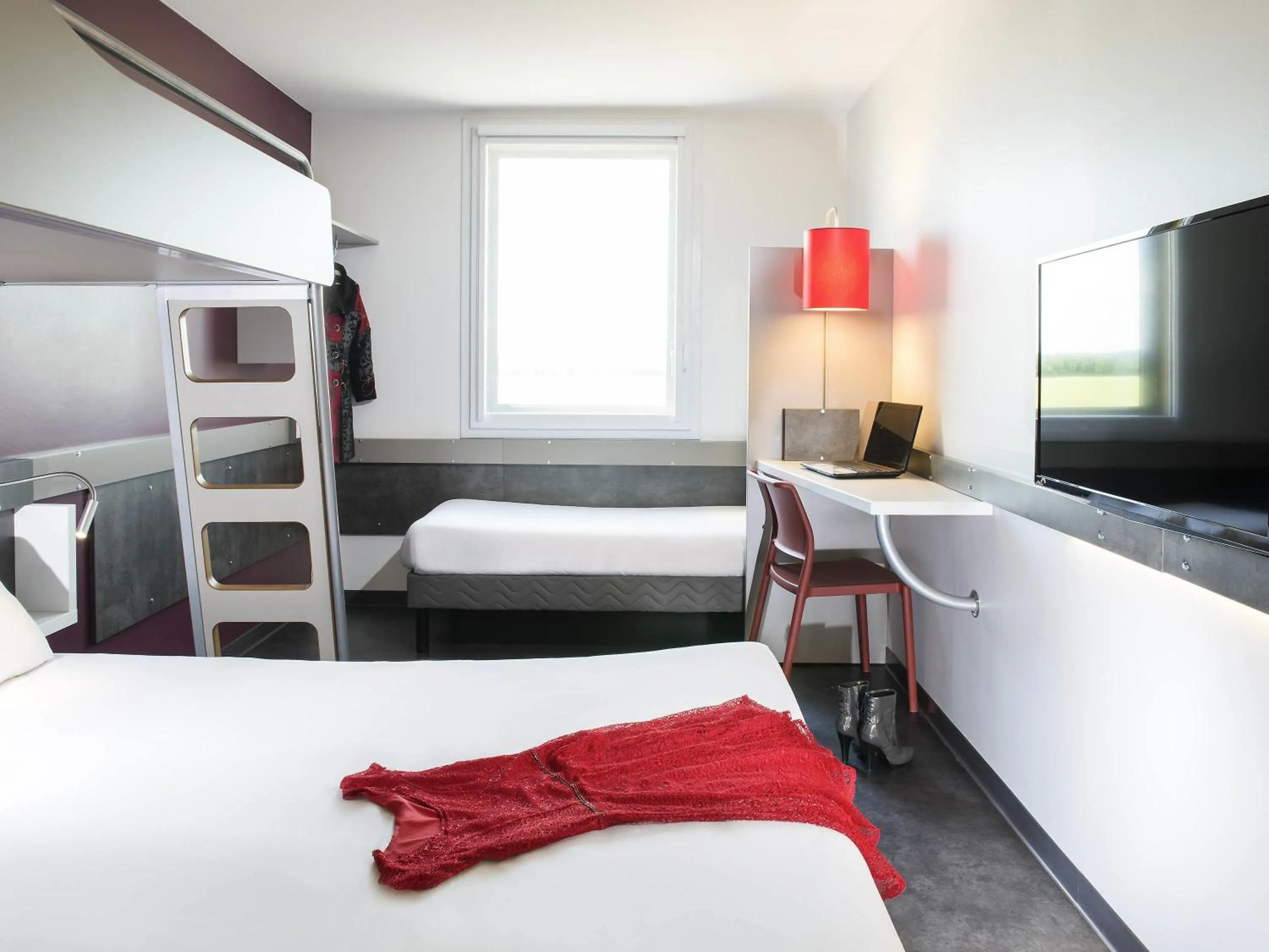 Bedroom, Bed in ibis budget Aéroport Lyon Saint Exupéry