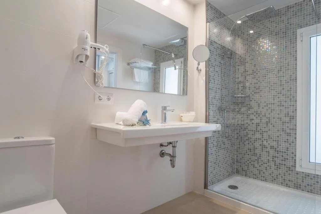 Bathroom in Hotel Voramar - Emar Hotels