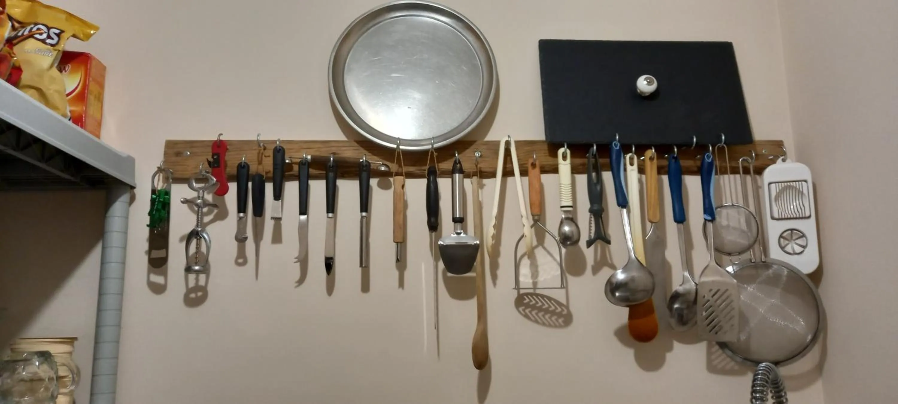 Communal kitchen in Aux penates de Toni Beauval