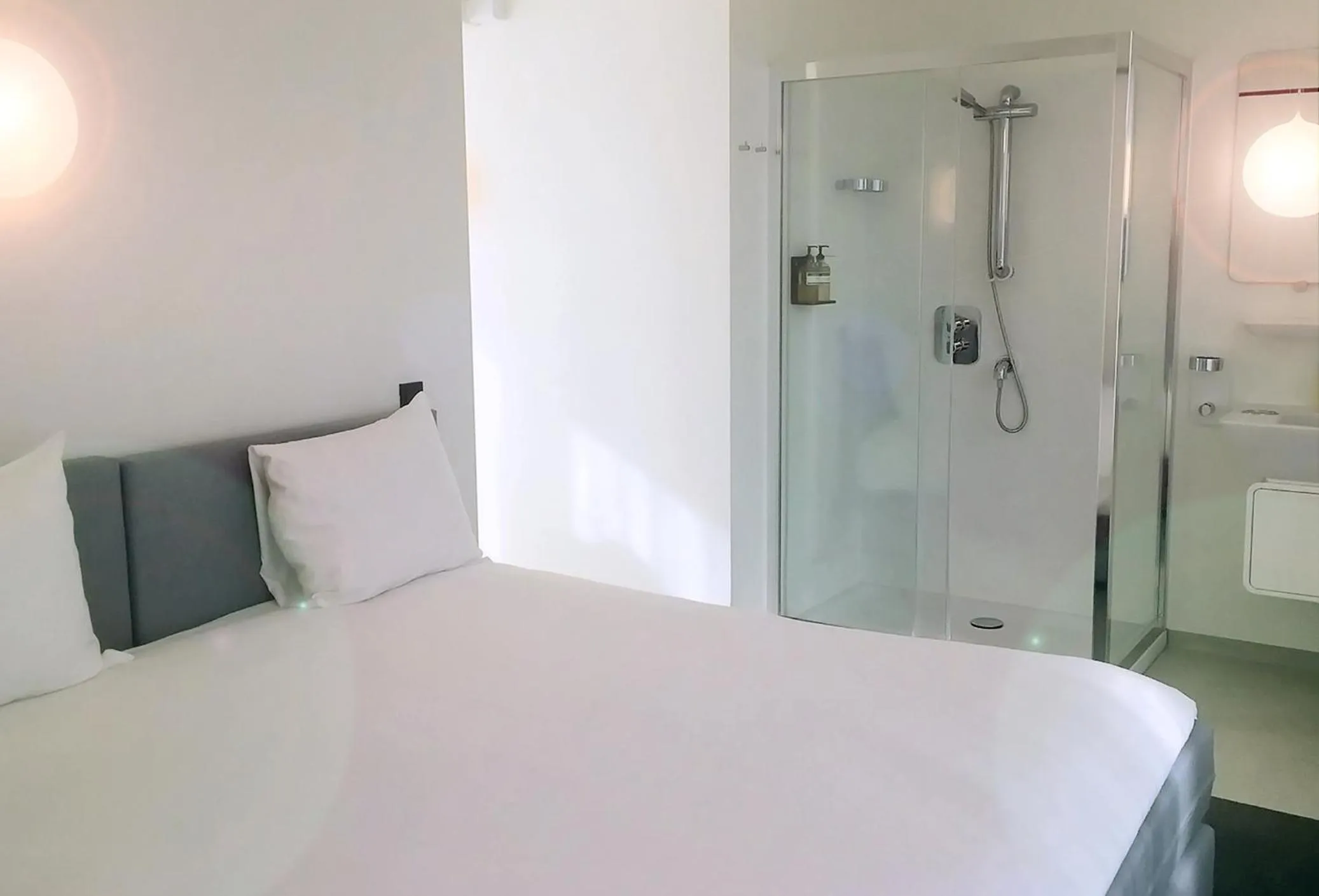 Bathroom, Bed in Urban Residences Maastricht