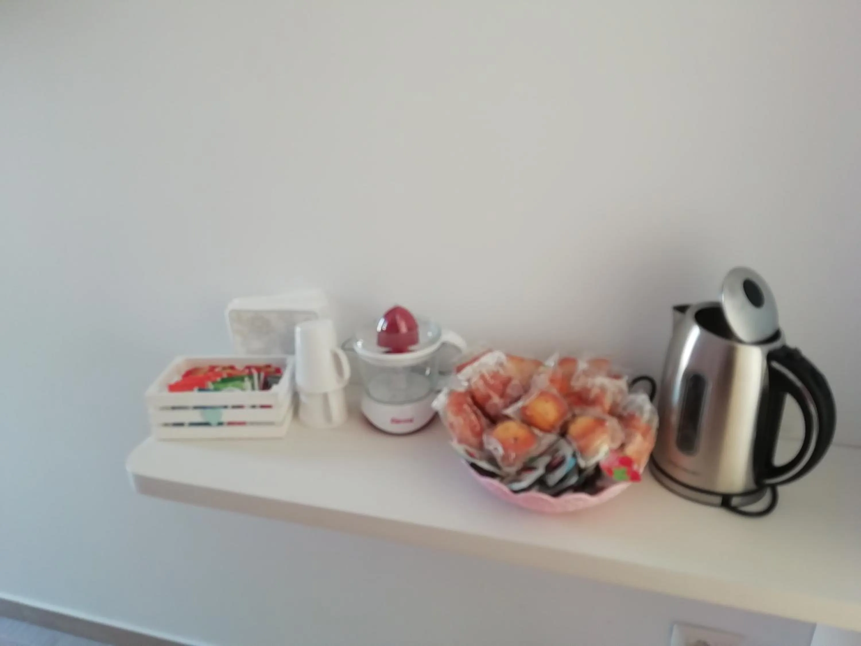 Coffee/tea facilities in Flower house