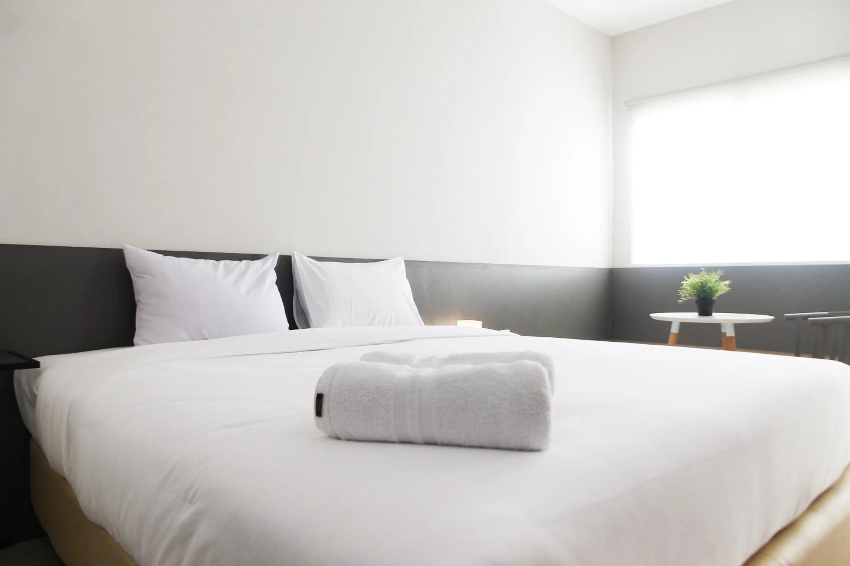 Bedroom, Bed in Comfy Studio Room The Oasis Cikarang Apartment By Travelio