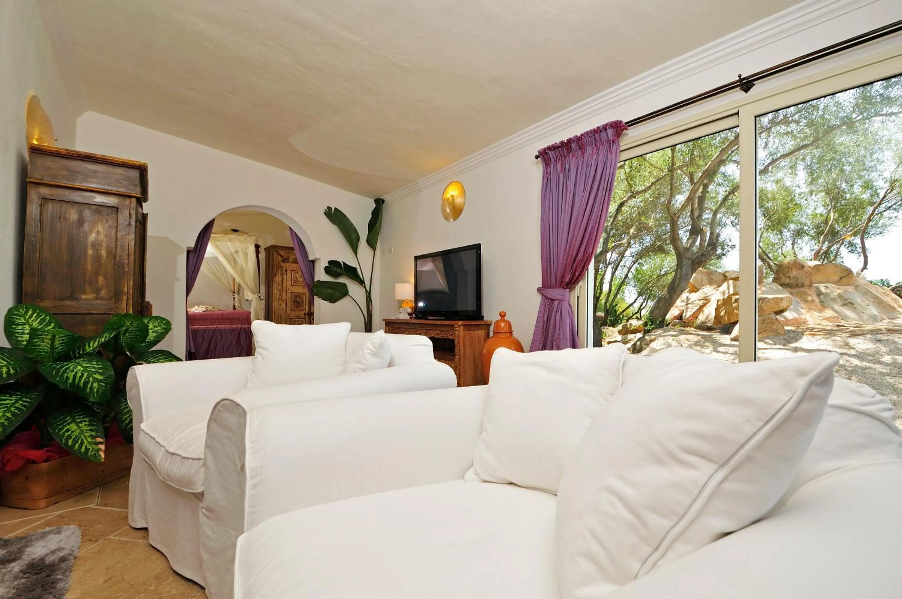 Living room, Bed in Arbatax Park Resort - Suites Del Mare