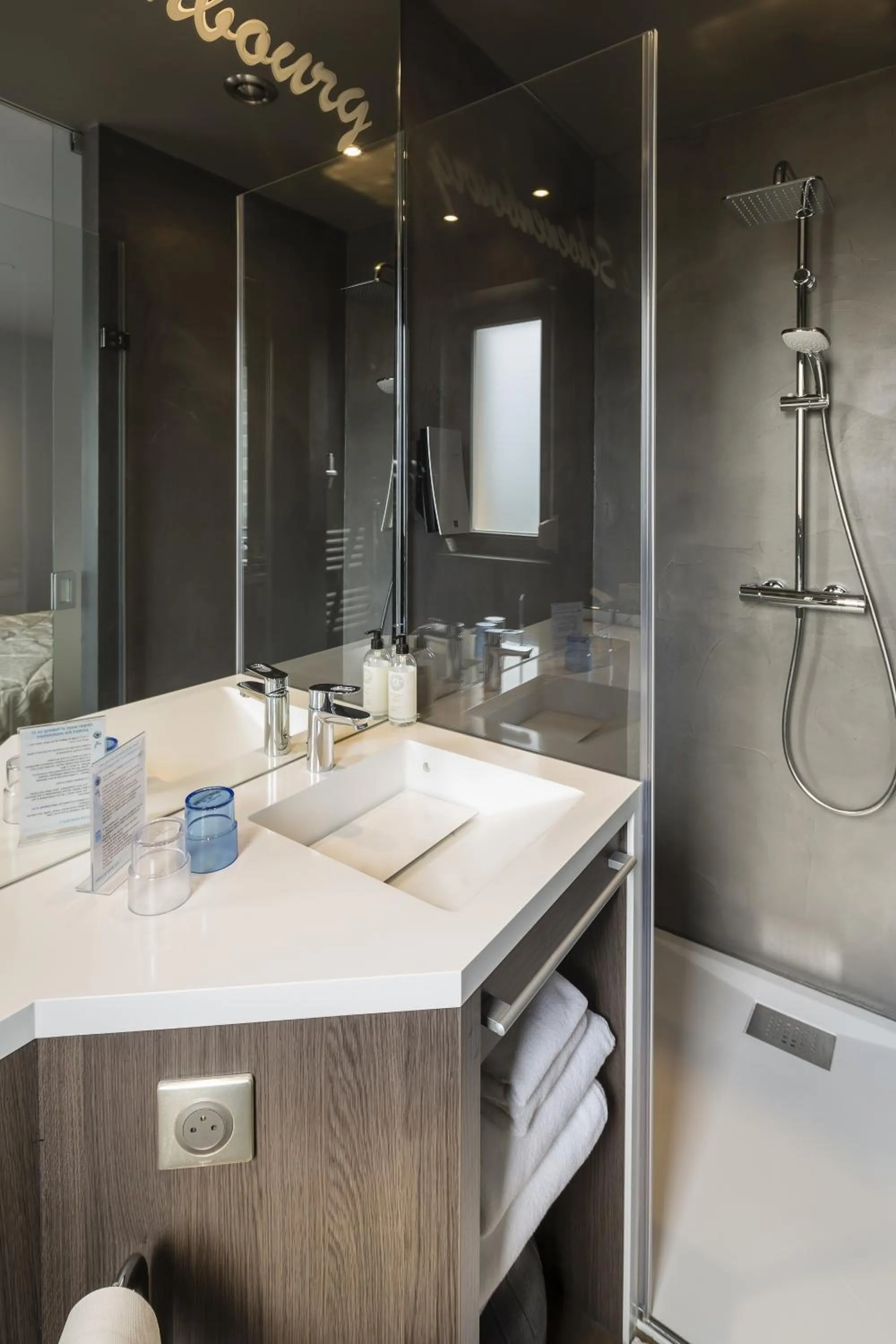 Shower in Best Western Plus Hotel & SPA Le Schoenenbourg