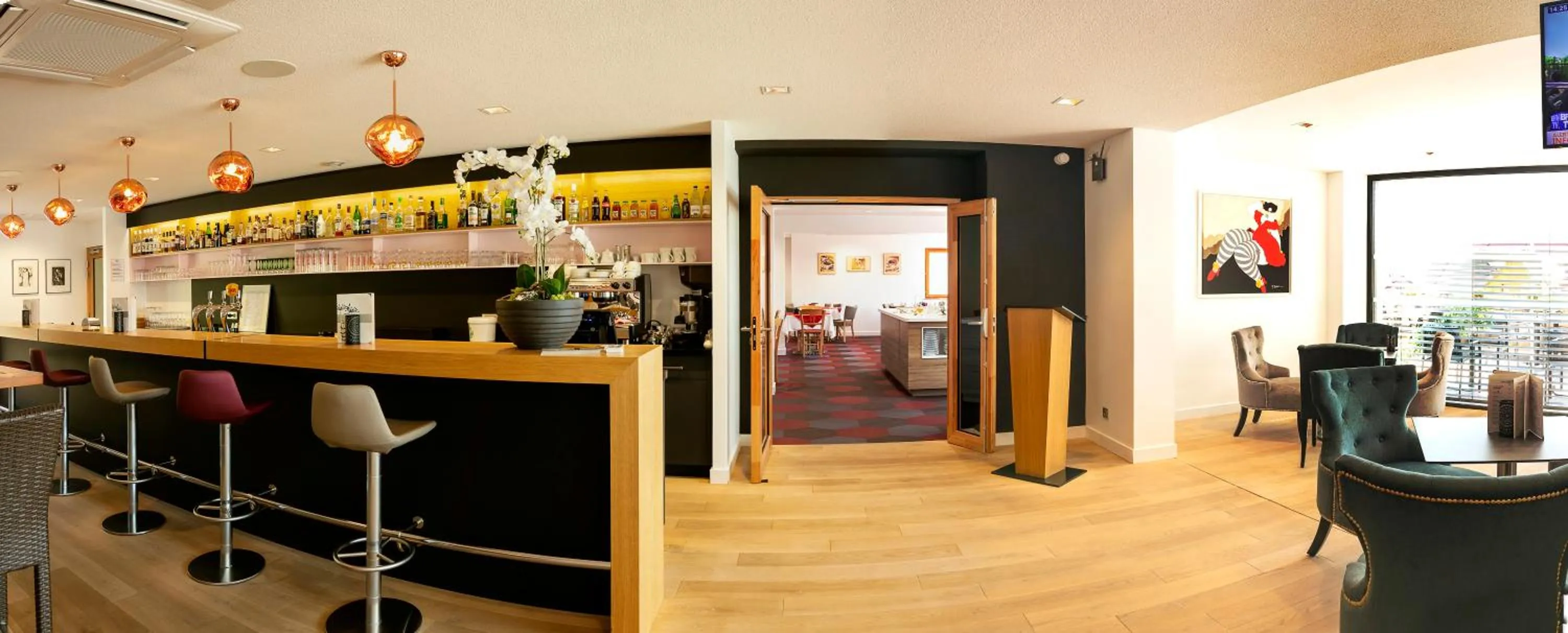 Lounge or bar in Best Western Plus Hotel & SPA Le Schoenenbourg