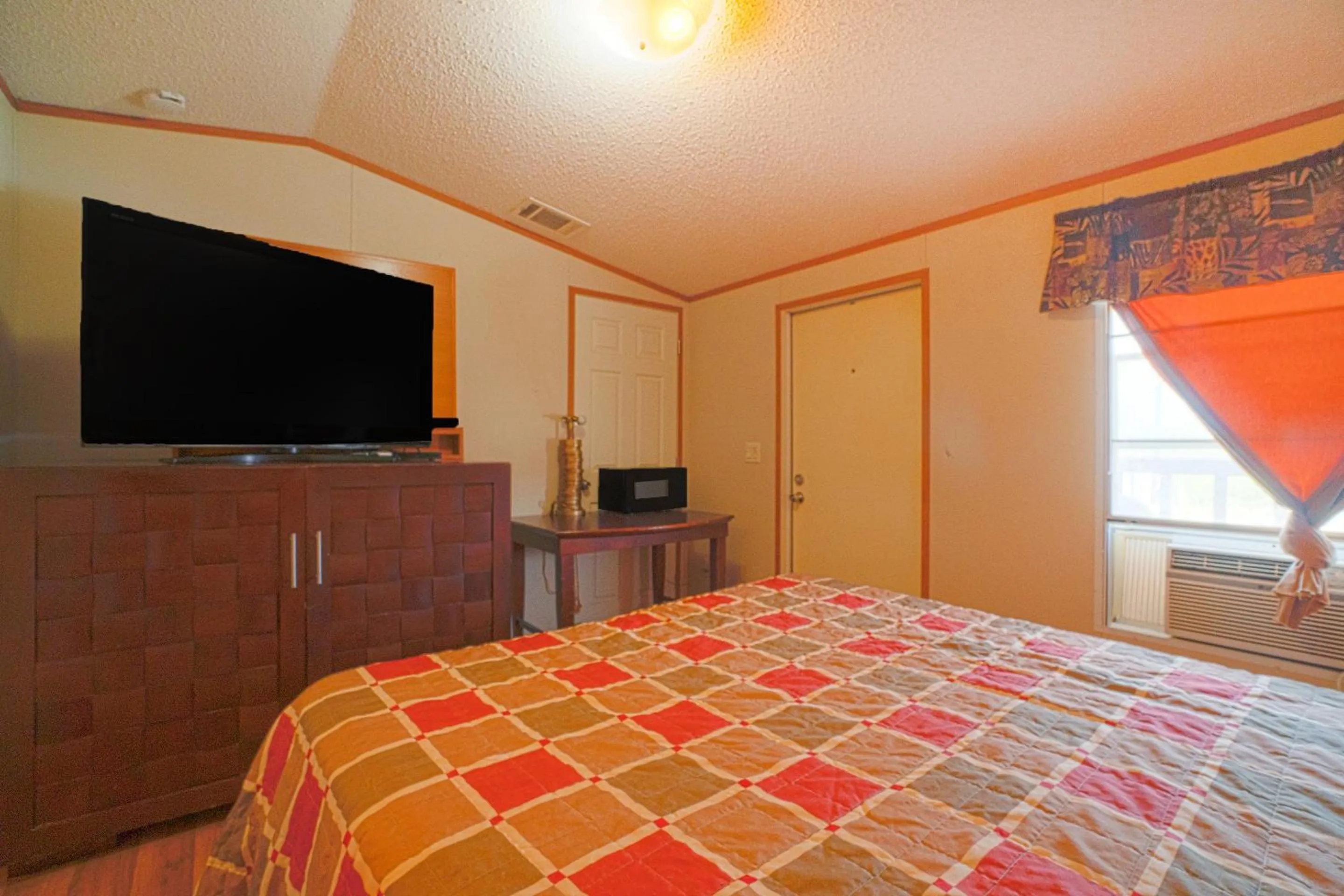 Bedroom in Grand Eagle Ford Lodge & RV Park