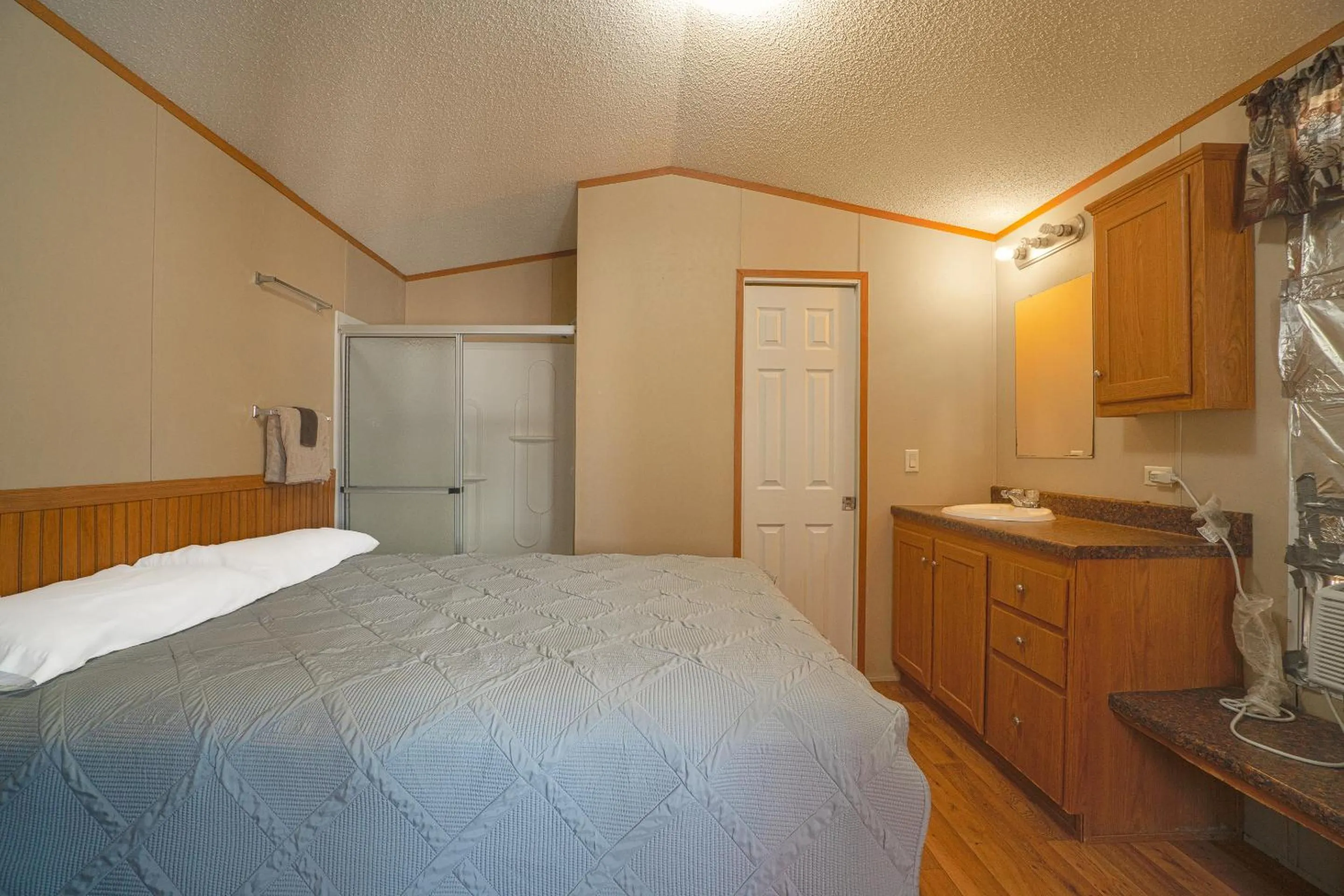 Bedroom in Grand Eagle Ford Lodge & RV Park