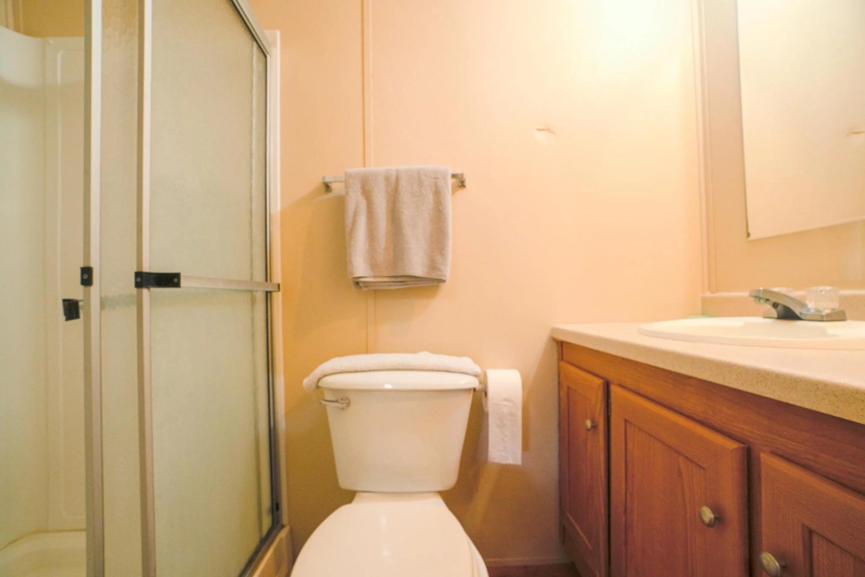 Bathroom in Grand Eagle Ford Lodge & RV Park