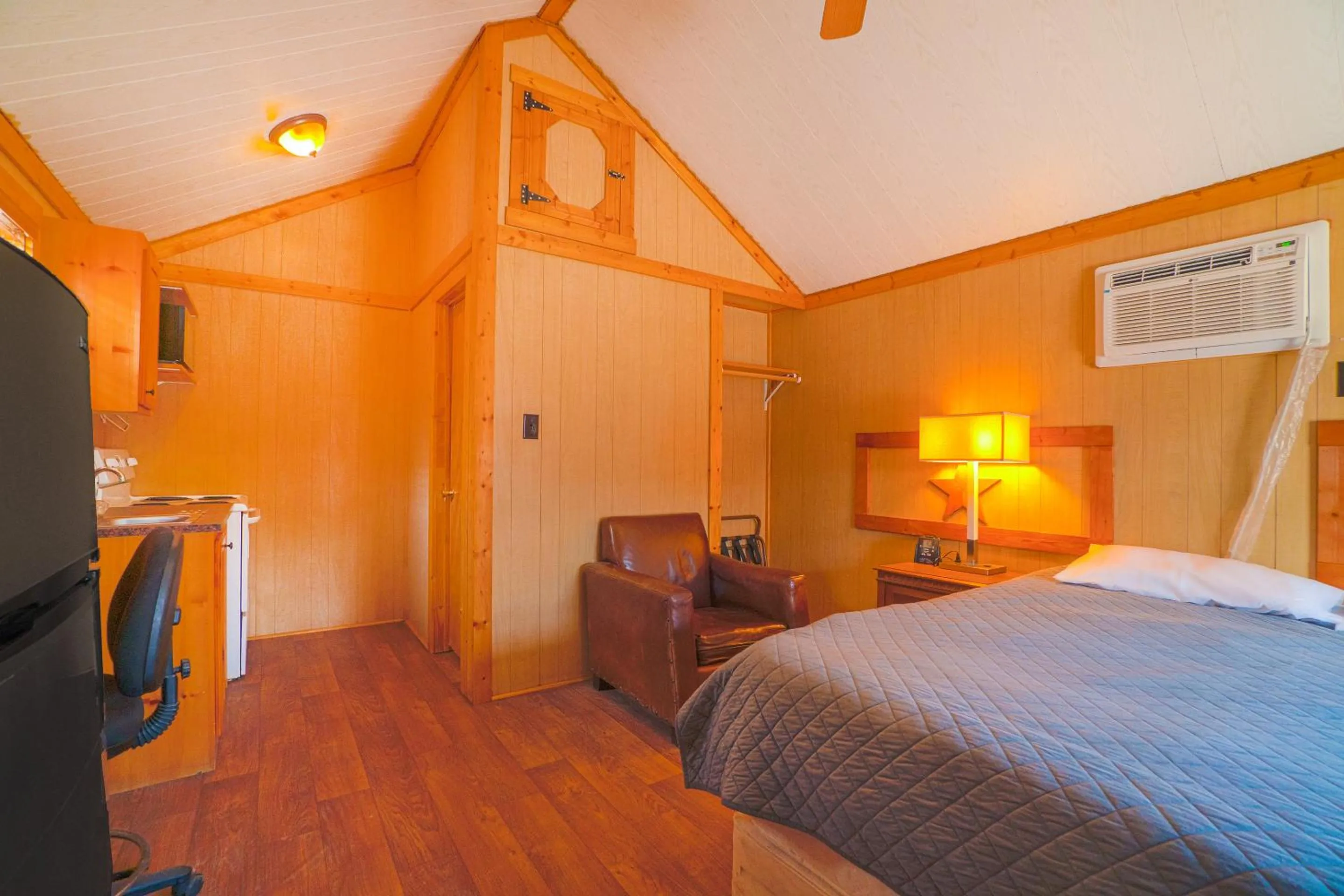 Bedroom in Grand Eagle Ford Lodge & RV Park