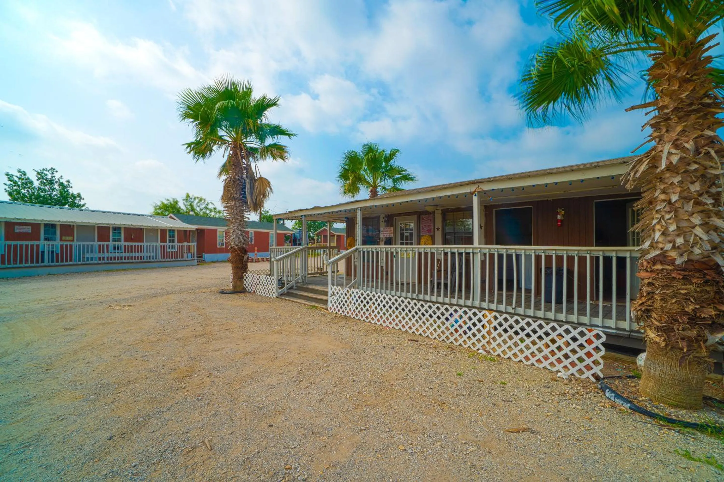 Property building in Grand Eagle Ford Lodge & RV Park