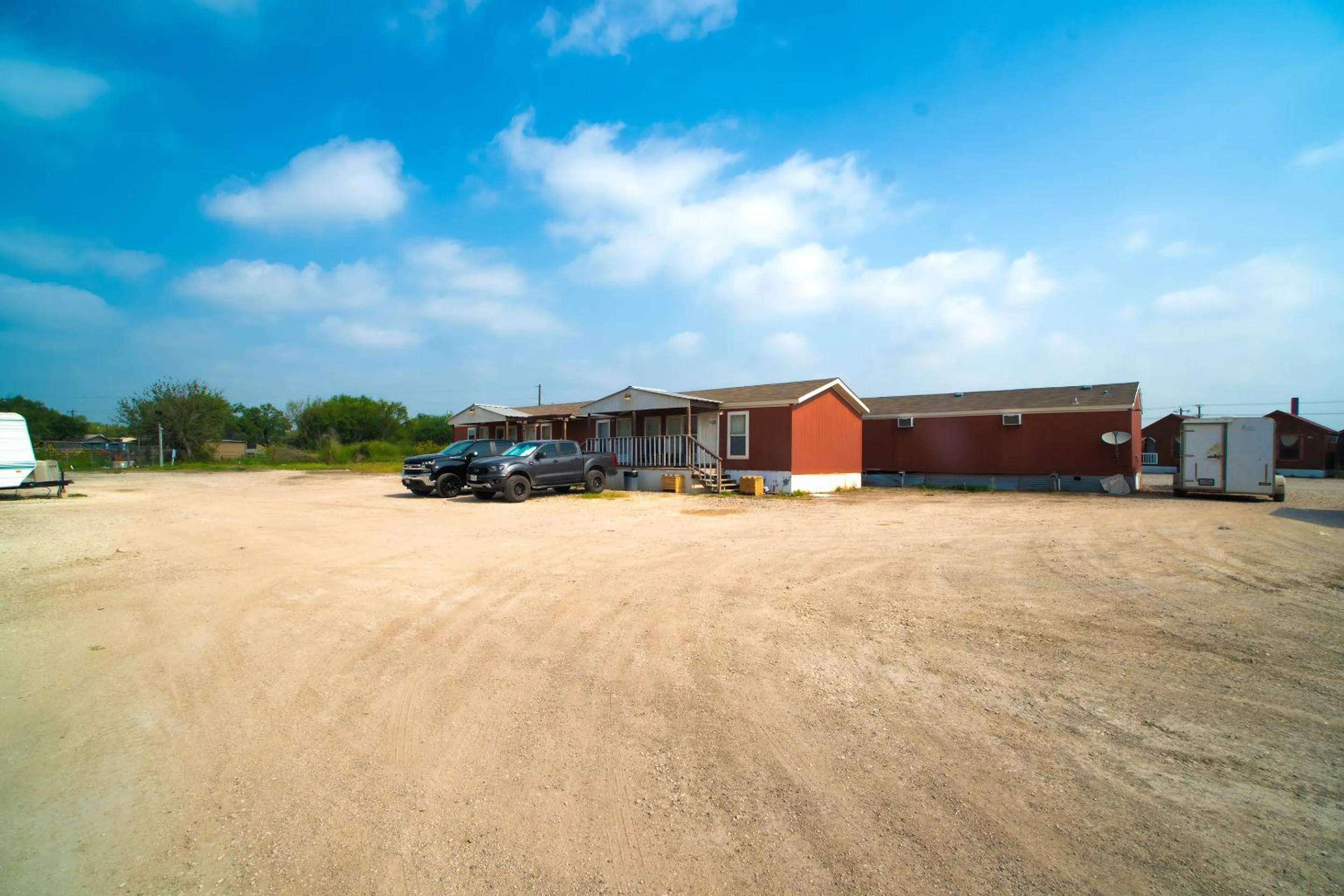 Parking in Grand Eagle Ford Lodge & RV Park