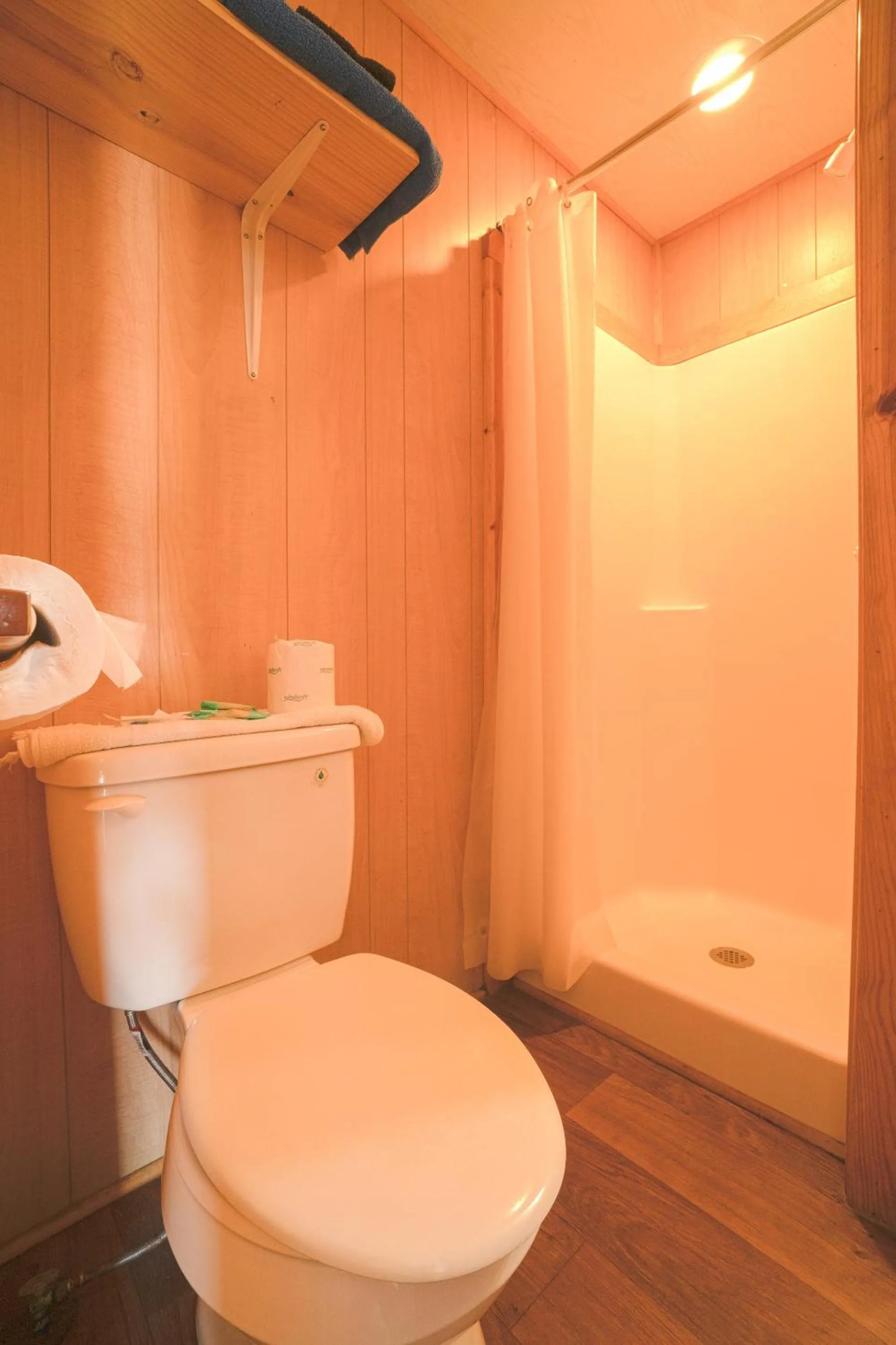 Bathroom in Grand Eagle Ford Lodge & RV Park