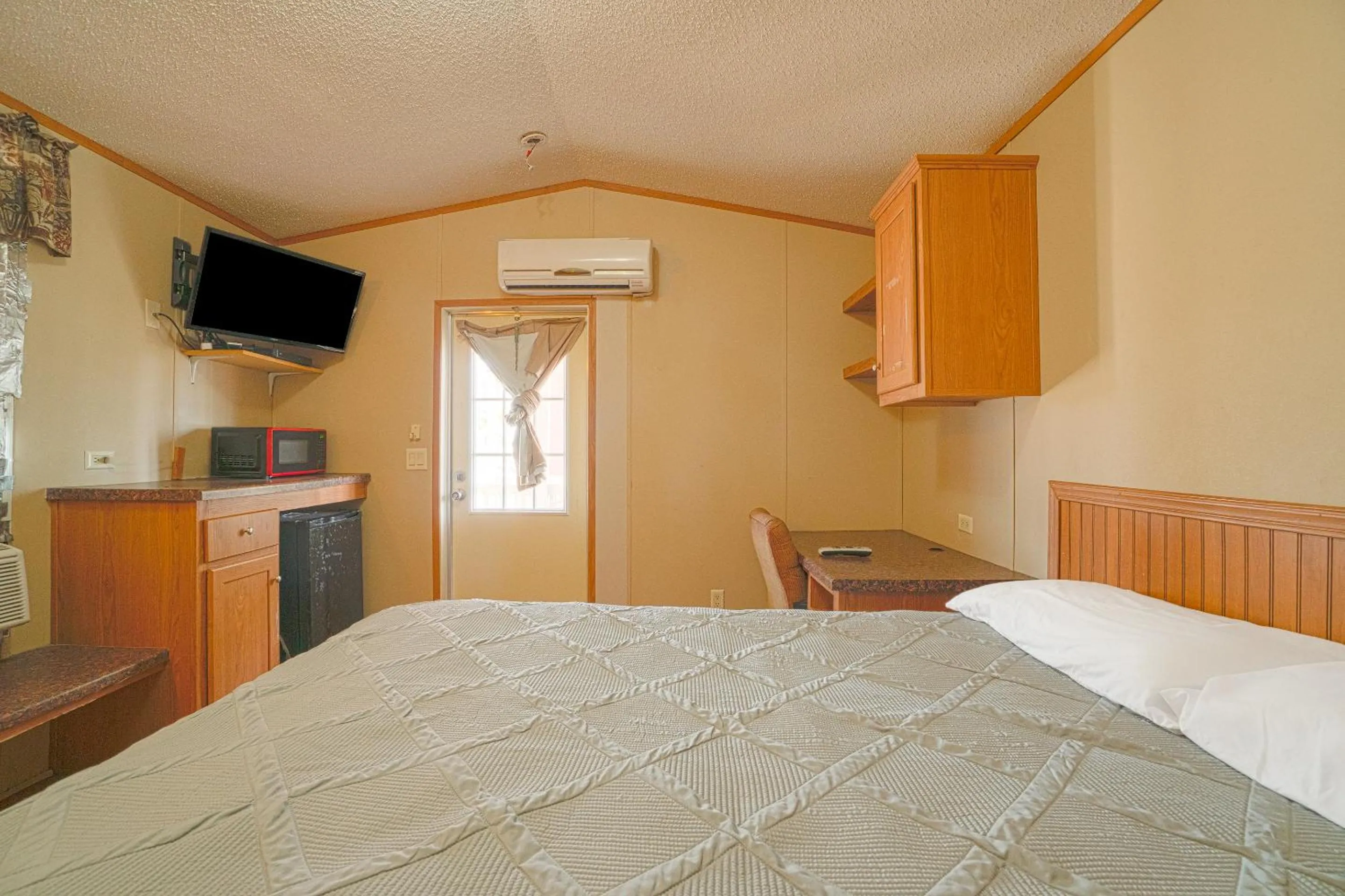Bedroom in Grand Eagle Ford Lodge & RV Park