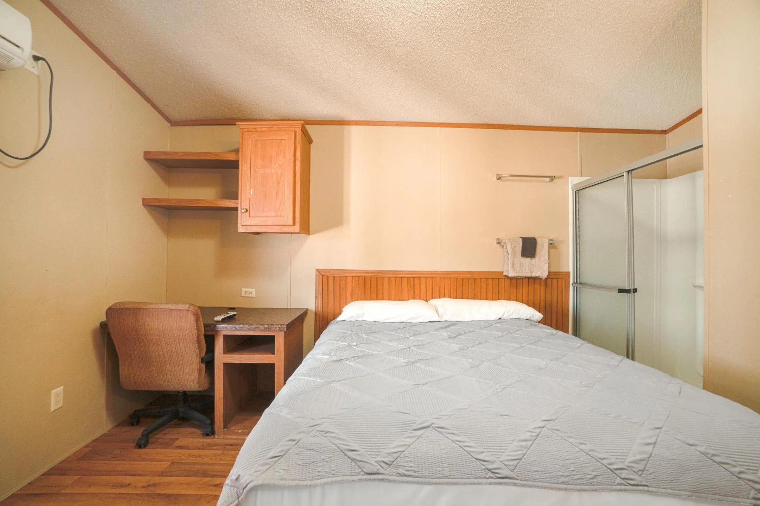 Bedroom in Grand Eagle Ford Lodge & RV Park