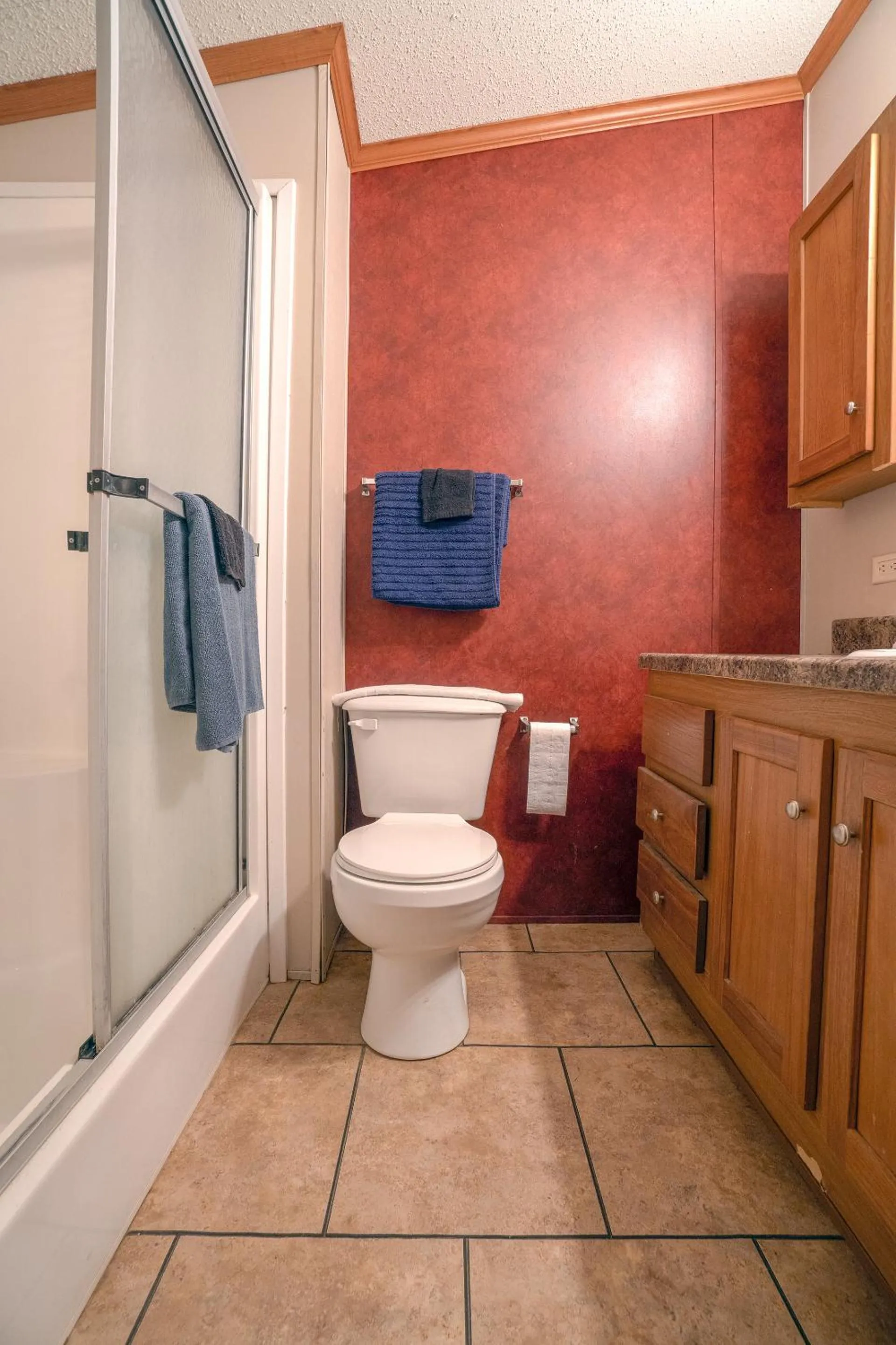 Bathroom in Grand Eagle Ford Lodge & RV Park