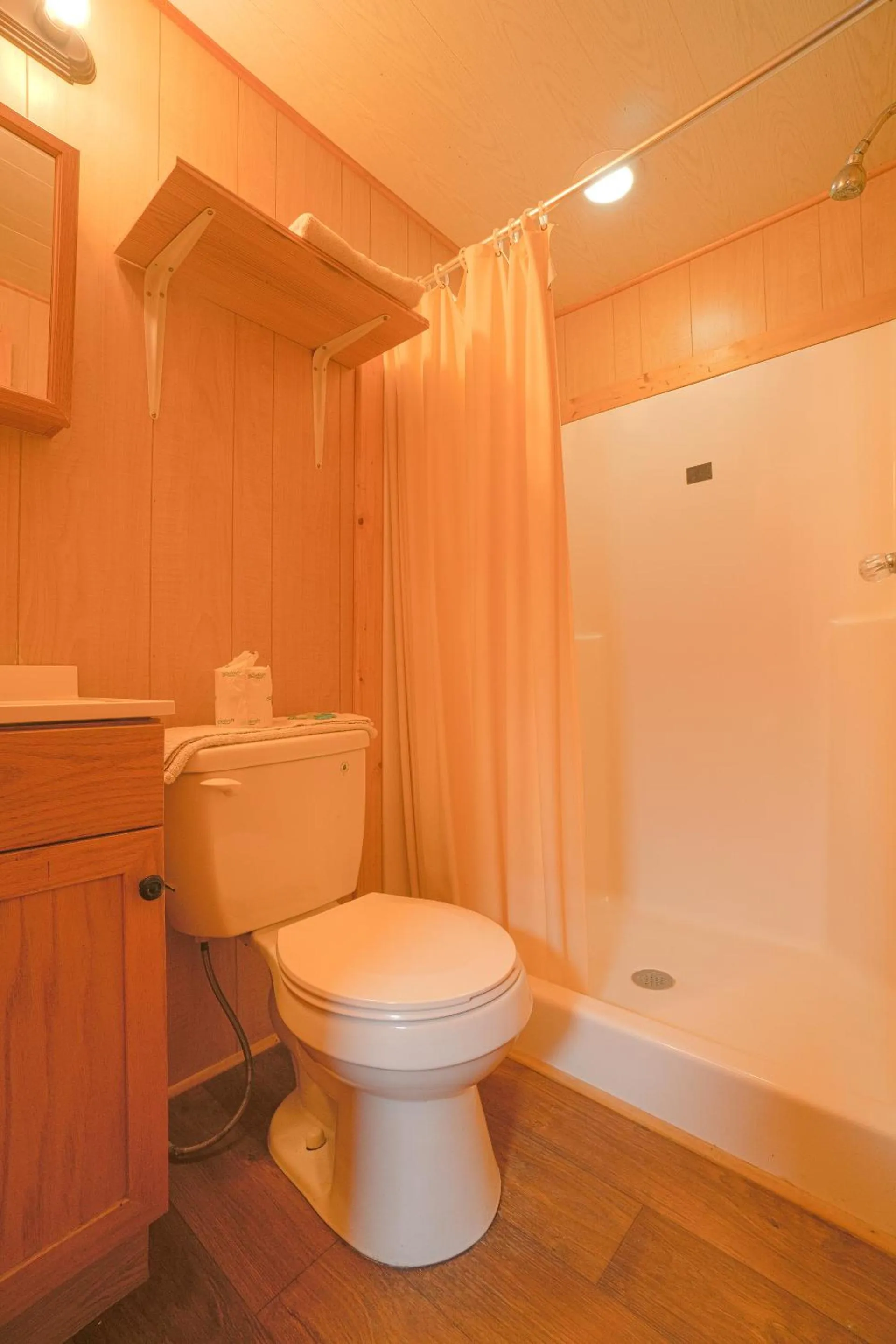 Bathroom in Grand Eagle Ford Lodge & RV Park