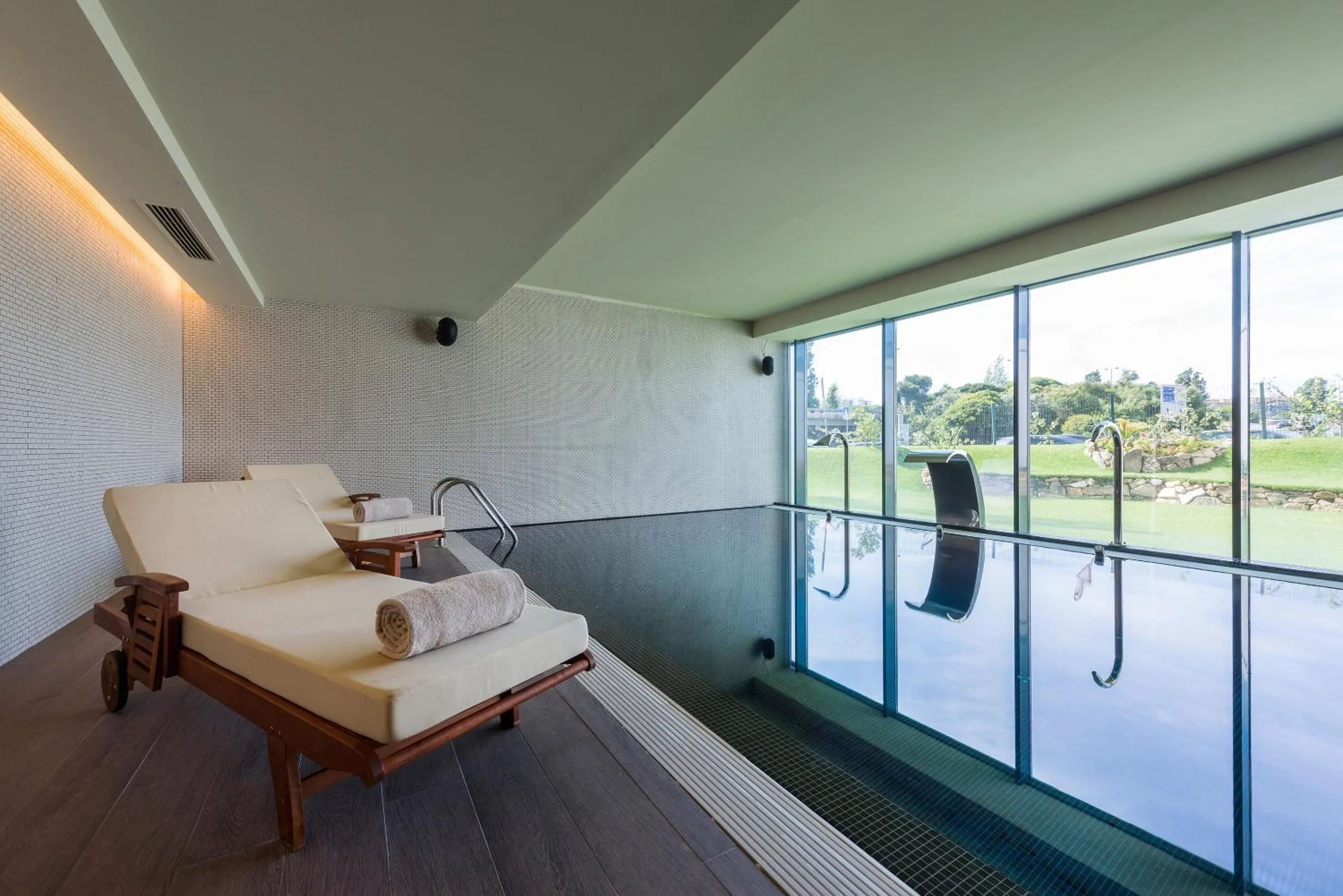 Swimming pool in Meliá Lisboa Aeroporto