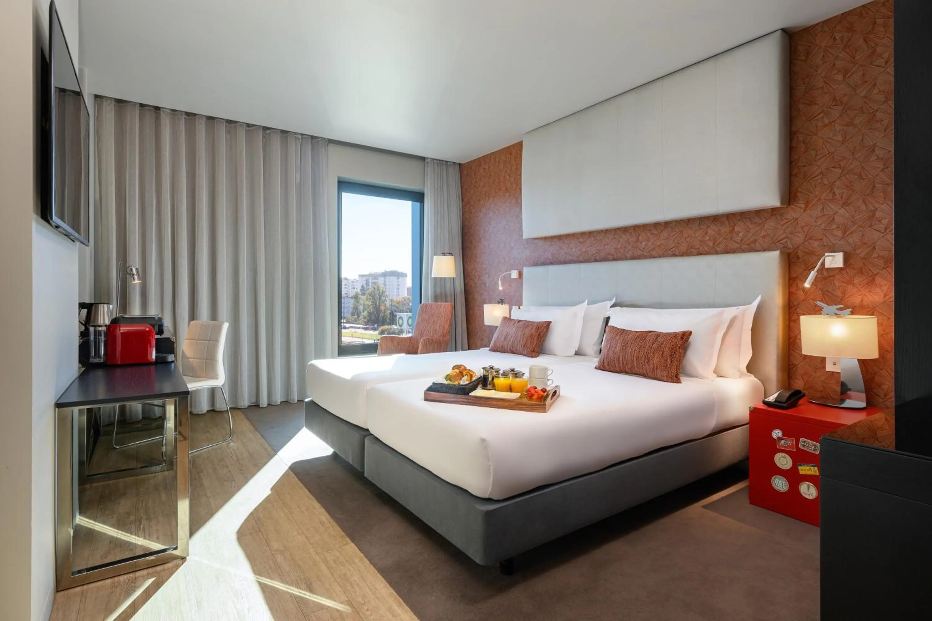 View (from property/room), Bed in Meliá Lisboa Aeroporto