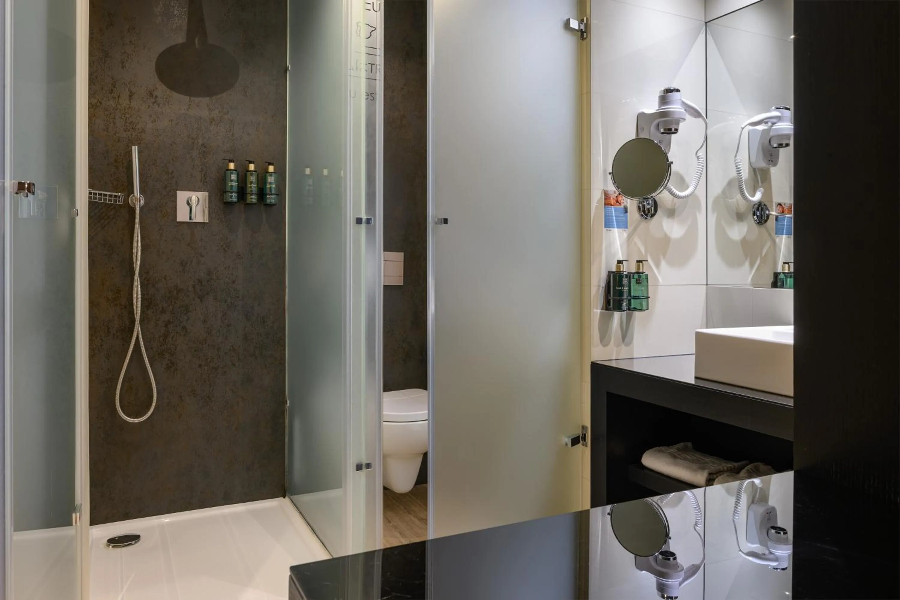 Shower in Meliá Lisboa Aeroporto