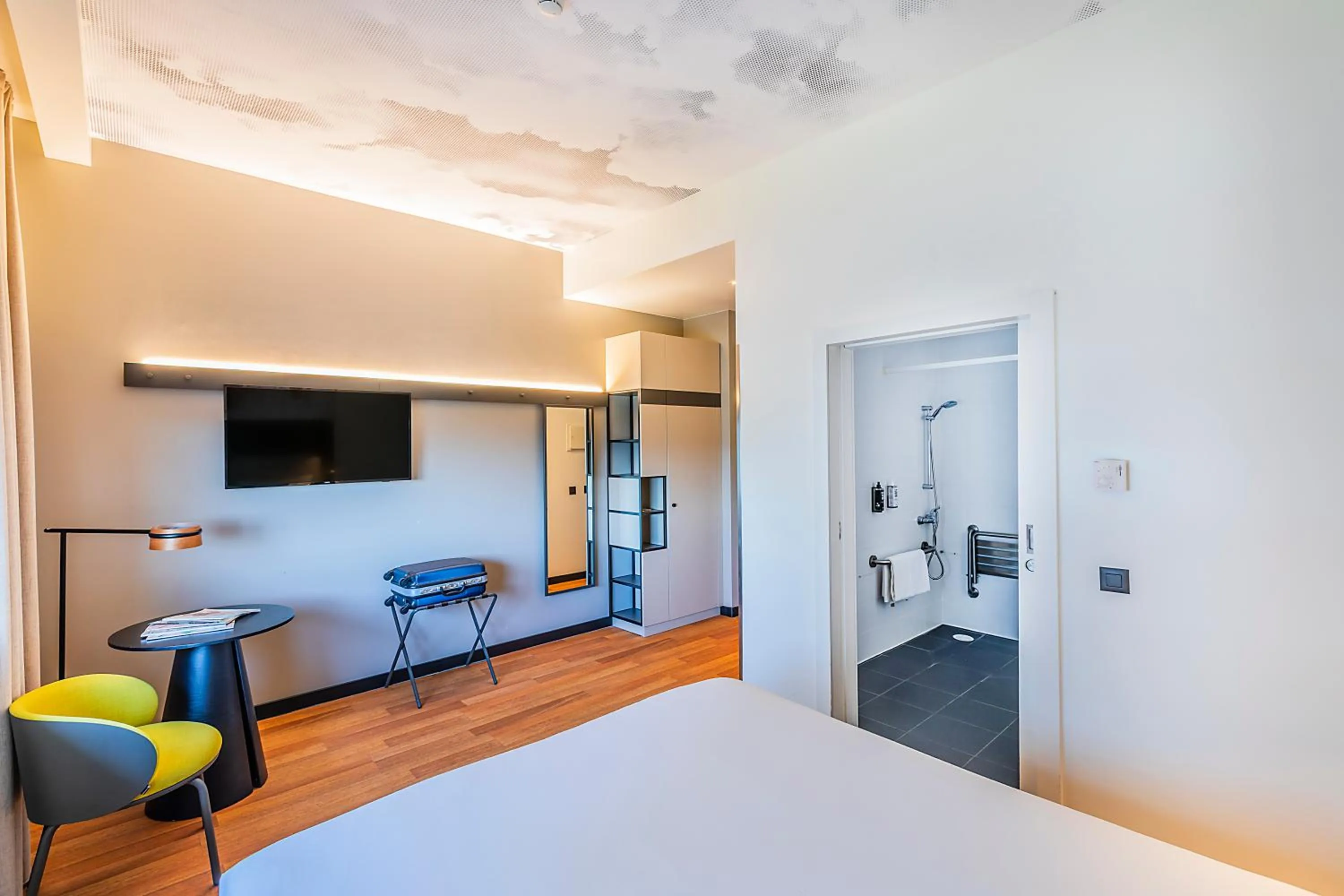 Facility for disabled guests, Bed in Hotel Ibis Lisboa Parque das Nações