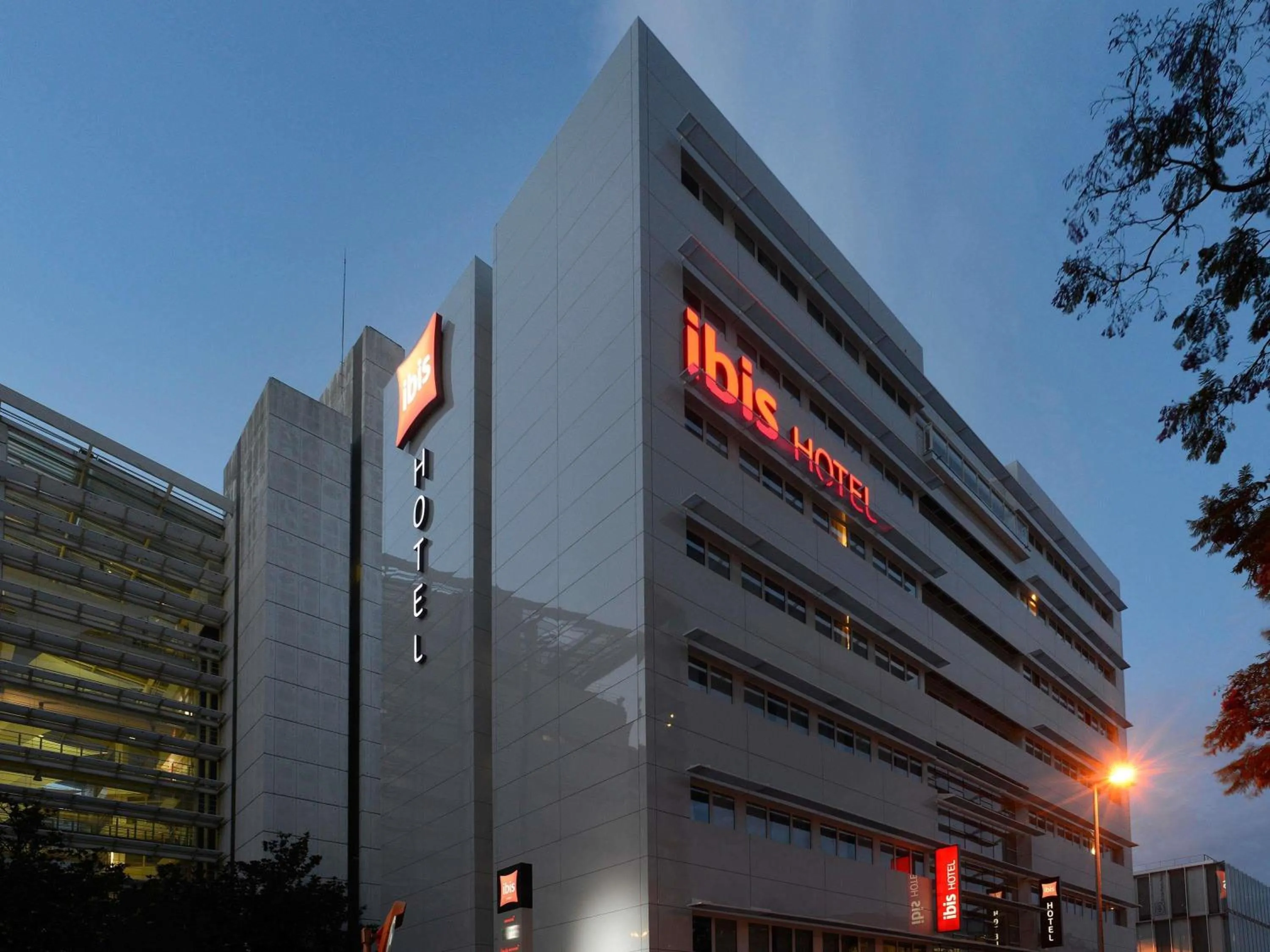 Property building in Hotel Ibis Lisboa Parque das Nações