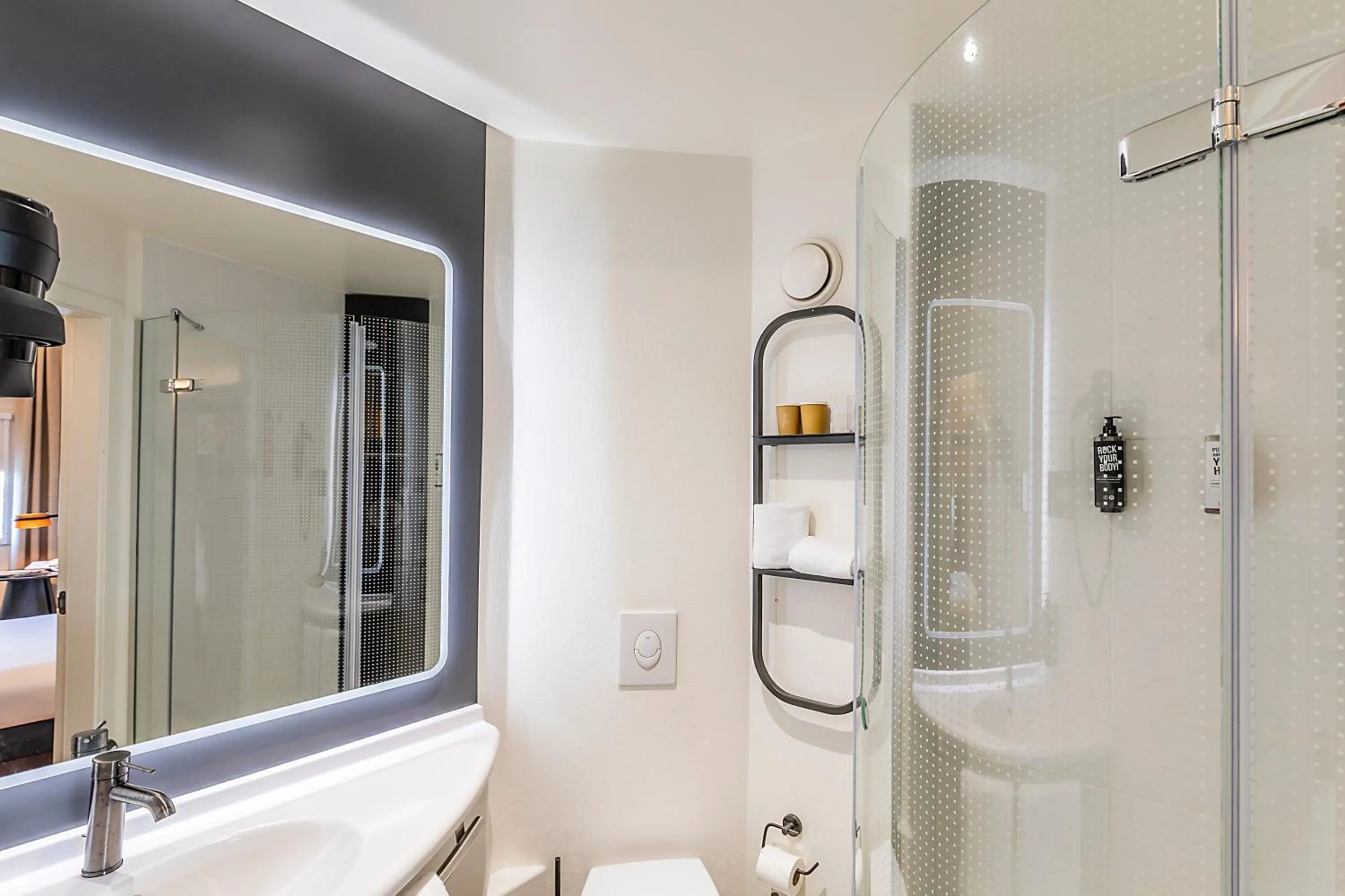 Bathroom in Hotel Ibis Lisboa Parque das Nações