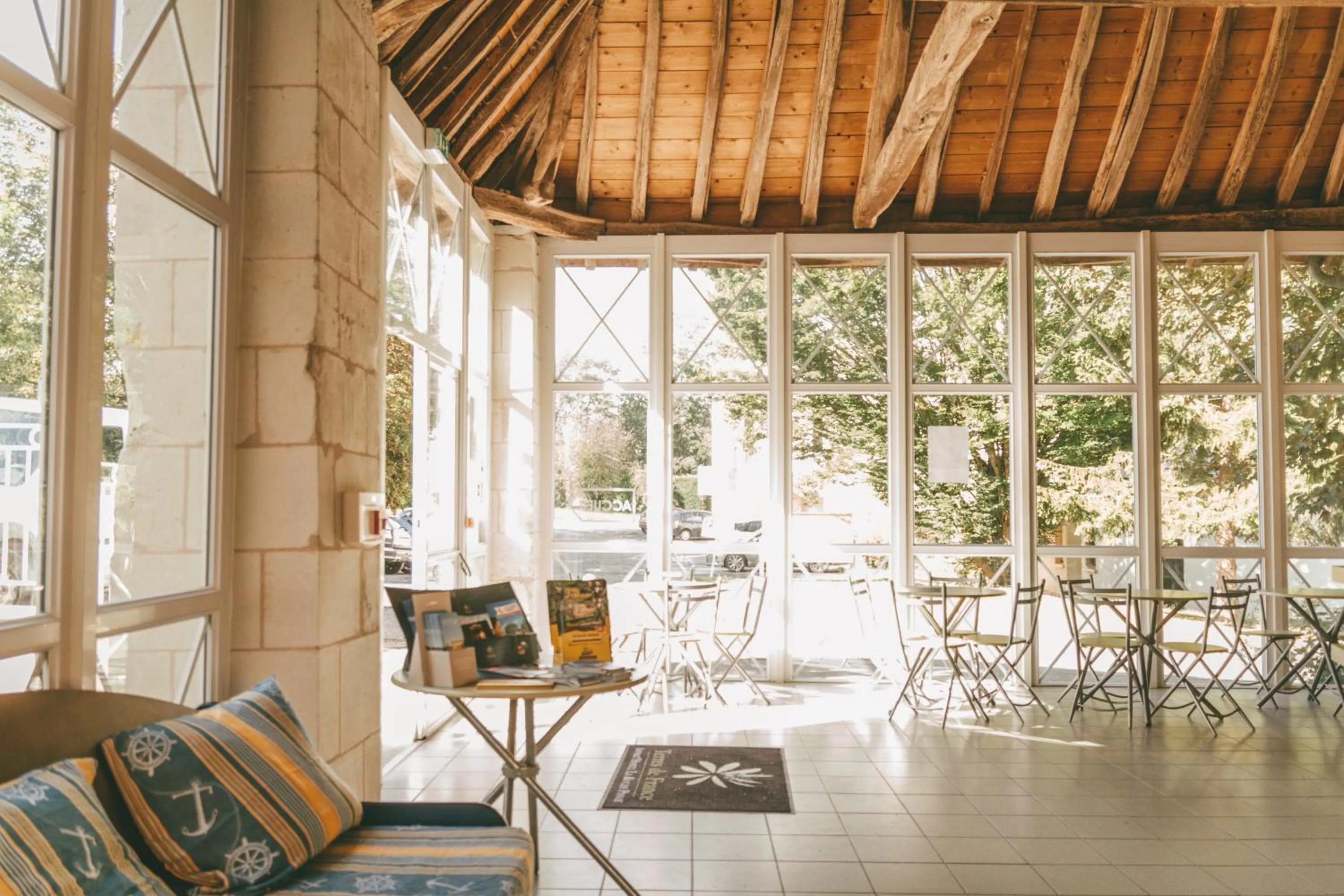 Lobby or reception in Terres de France - Appart'Hôtel La Roche-Posay