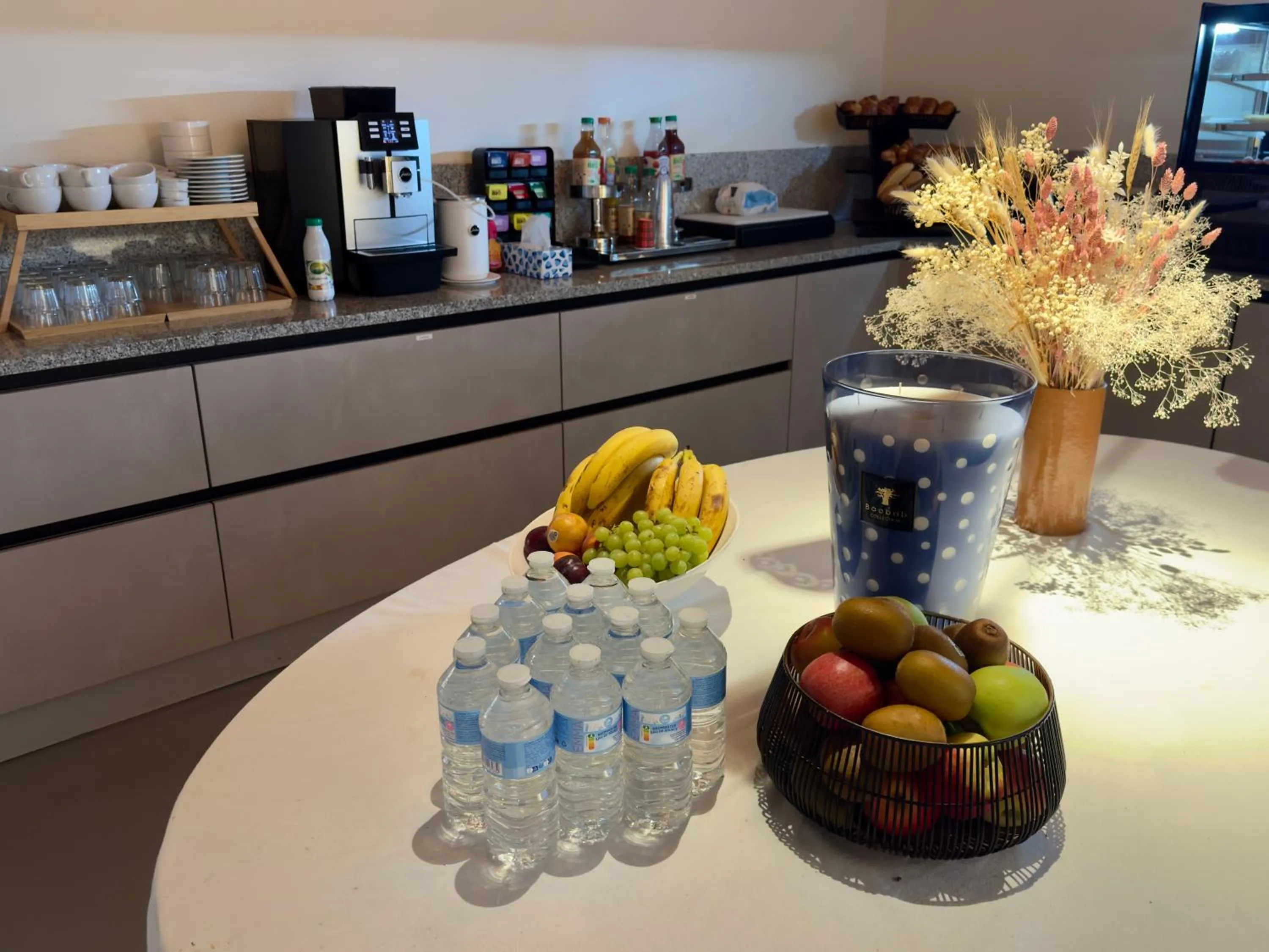 Breakfast in Hotel Retro