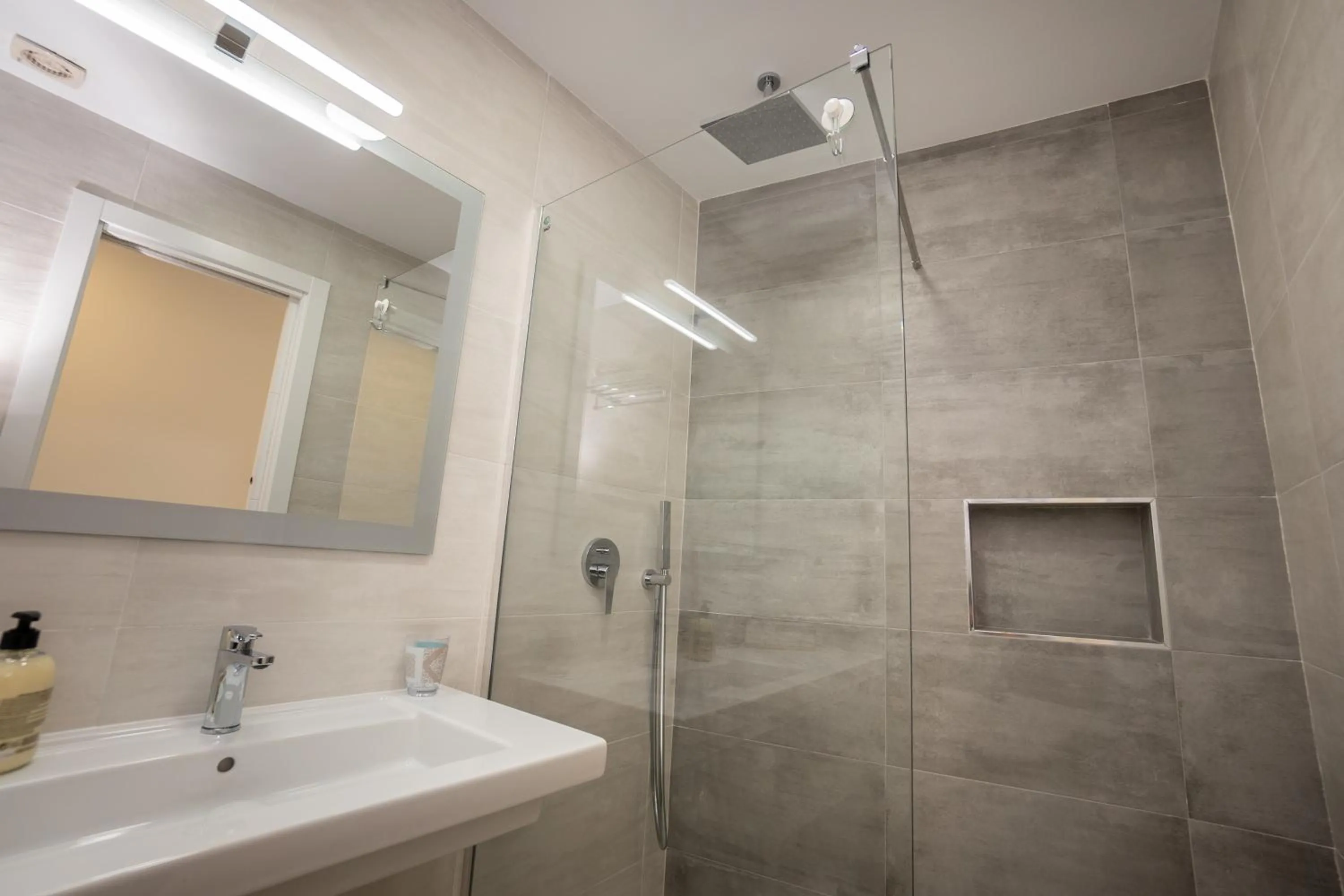 Shower in Apartamentos Mombasa 1 Planta