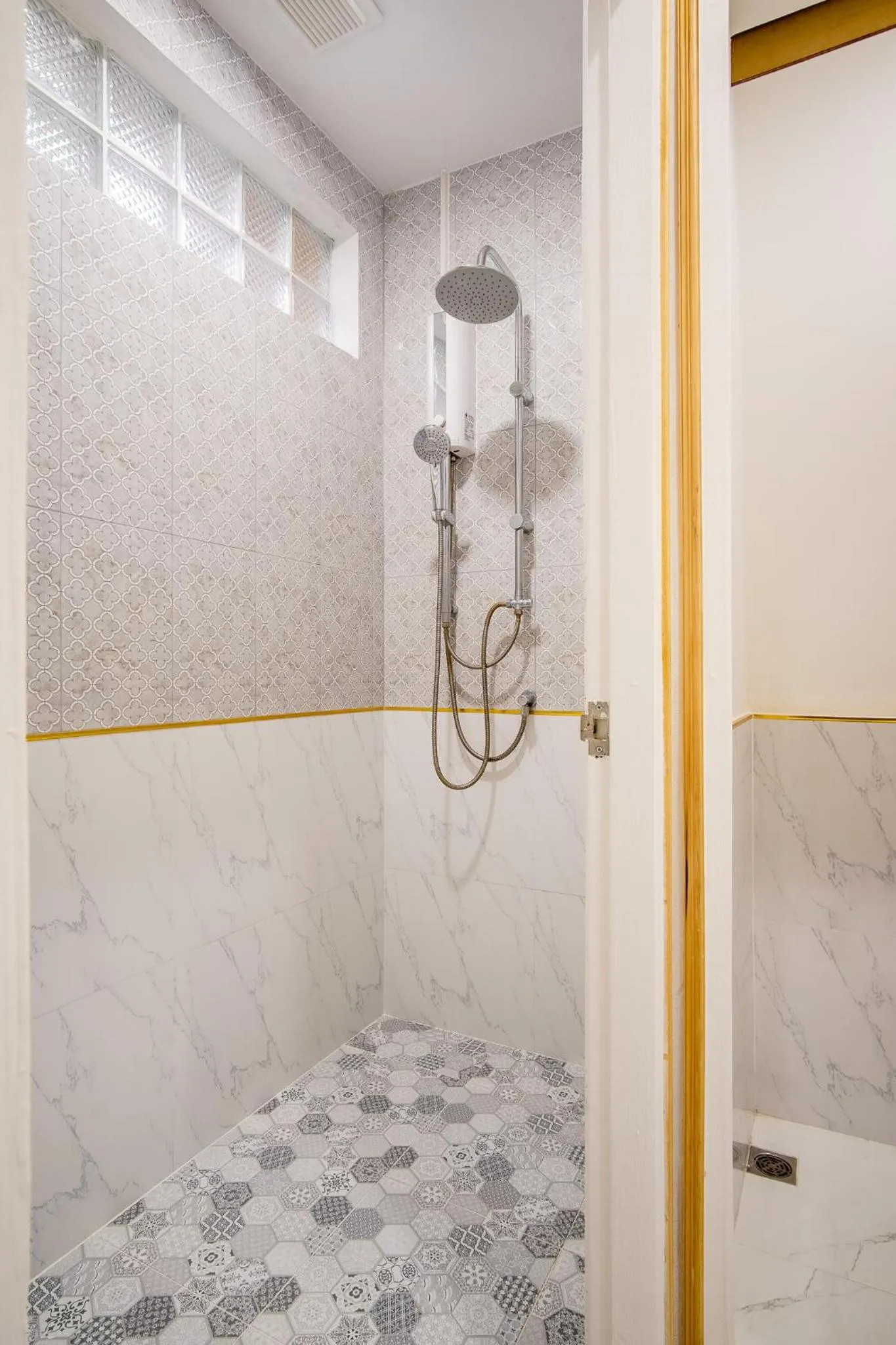 Shower in Isara Boutique Hotel and Cafe