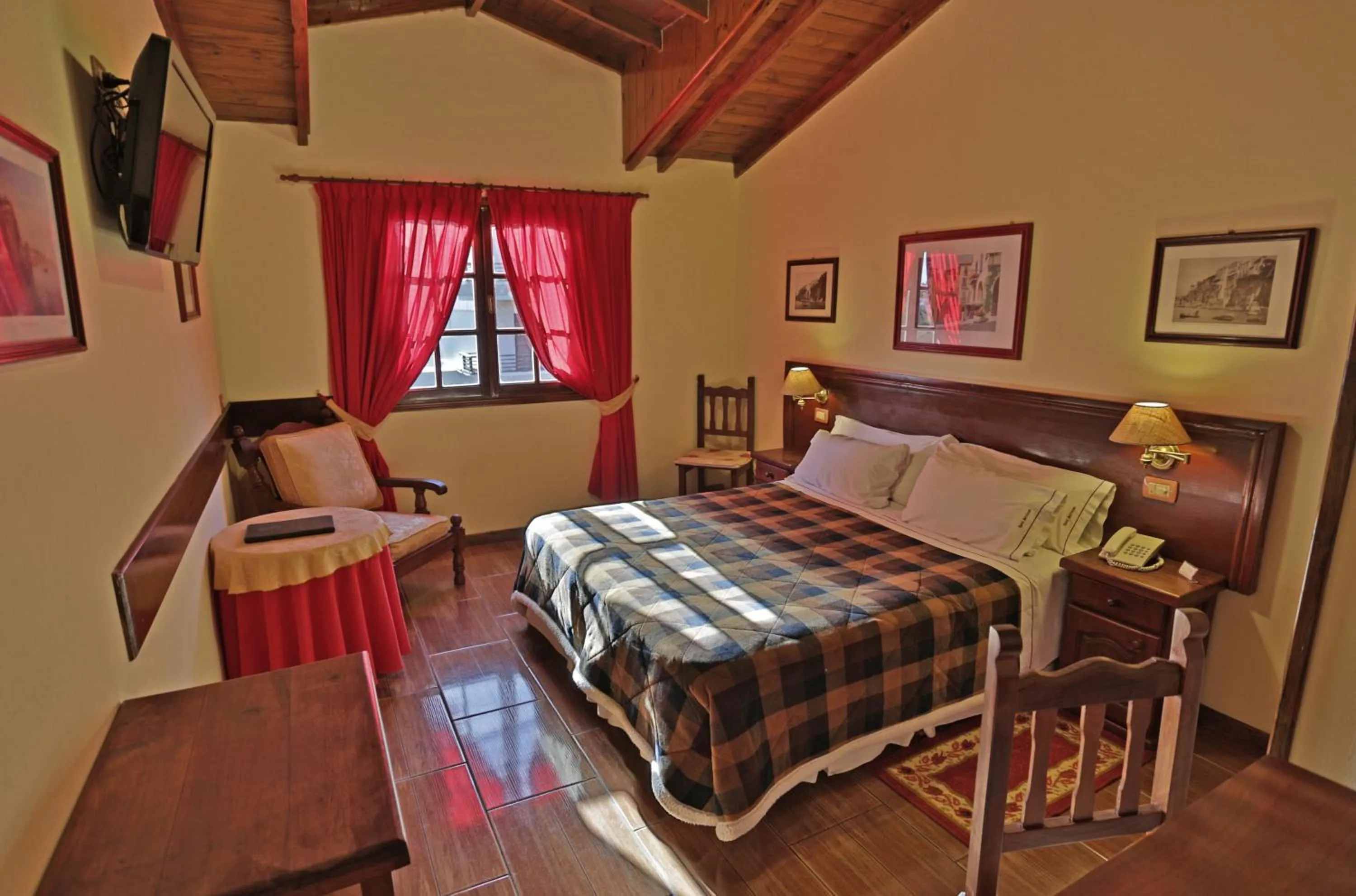 Photo of the whole room, Bed in Hosteria Sirenuse