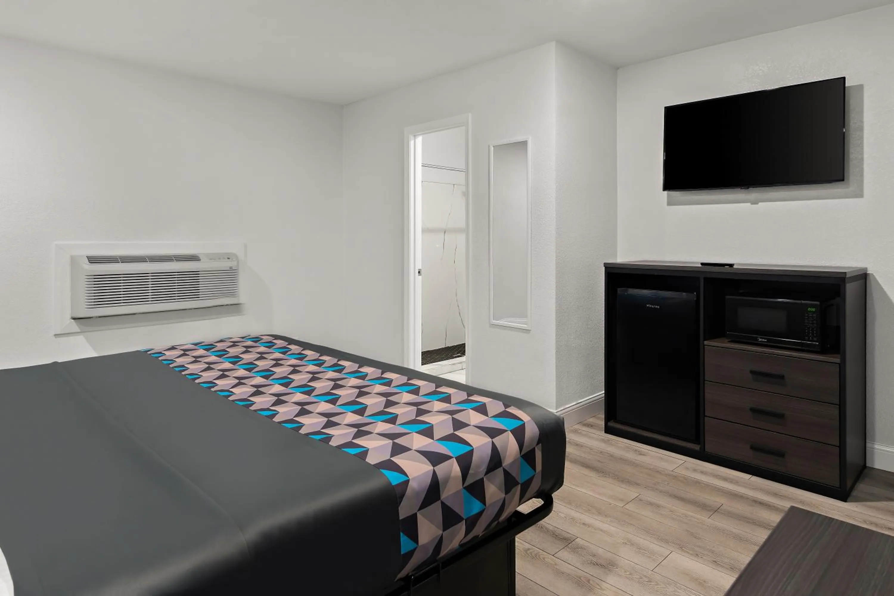 TV/Entertainment Center in Rodeway Inn