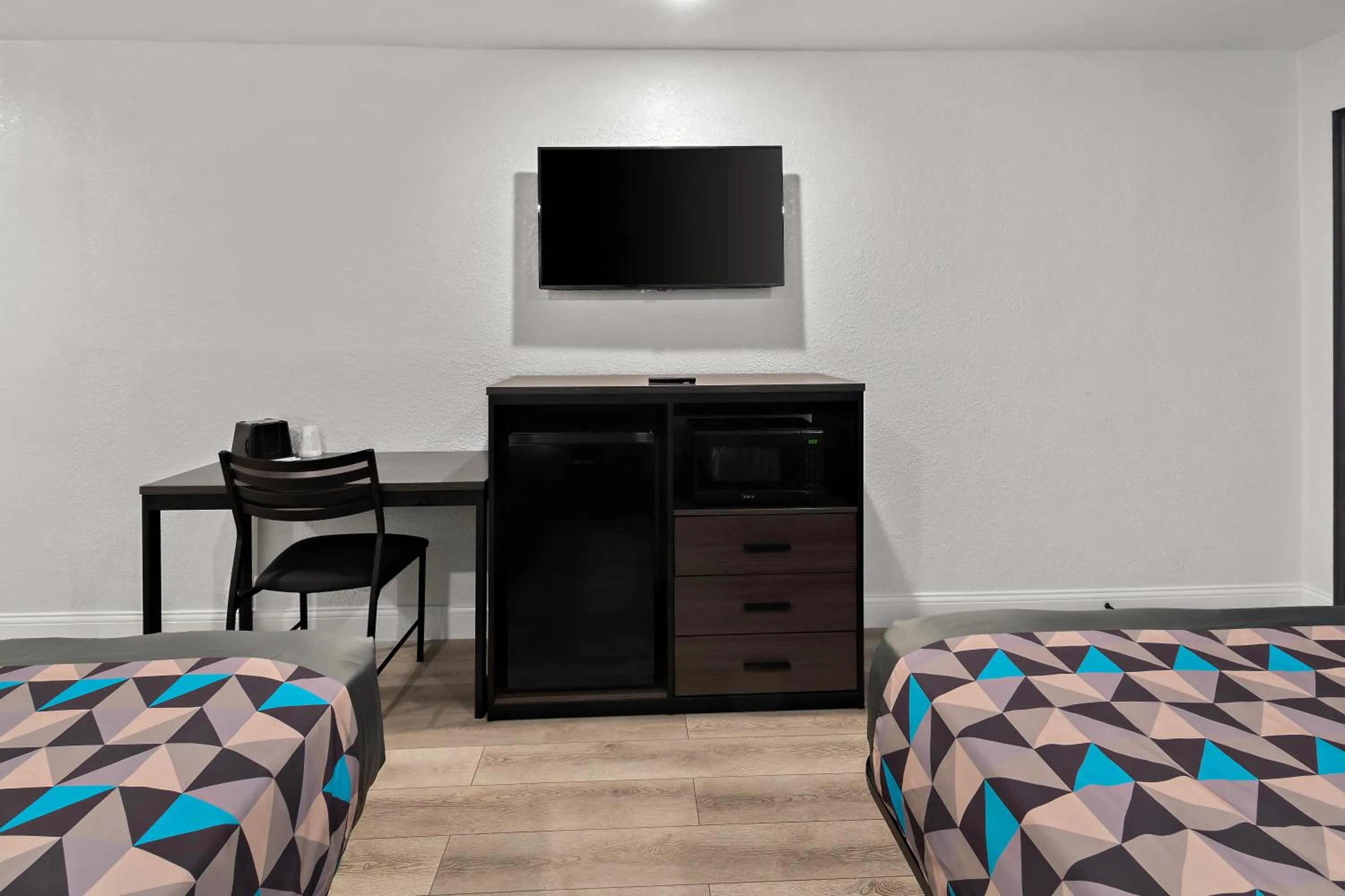 TV/Entertainment Center in Rodeway Inn