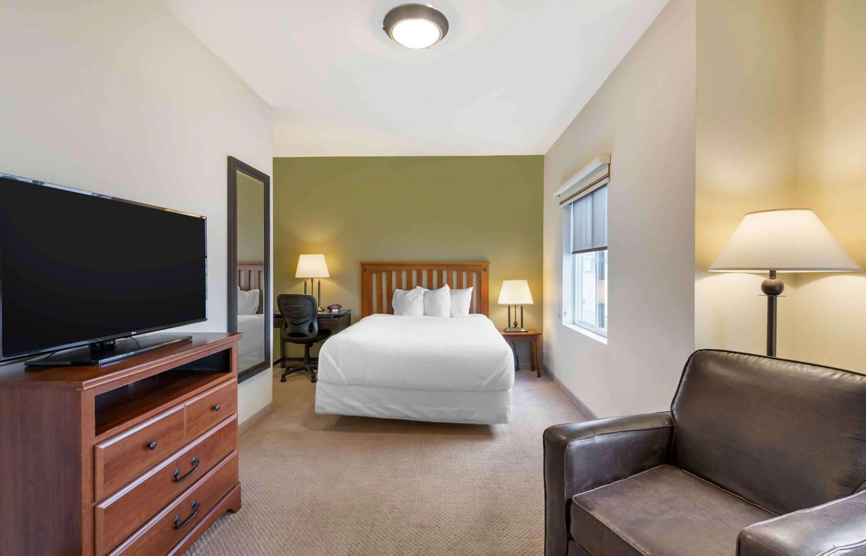 Bedroom, Bed in Extended Stay Americas Suites - Minot
