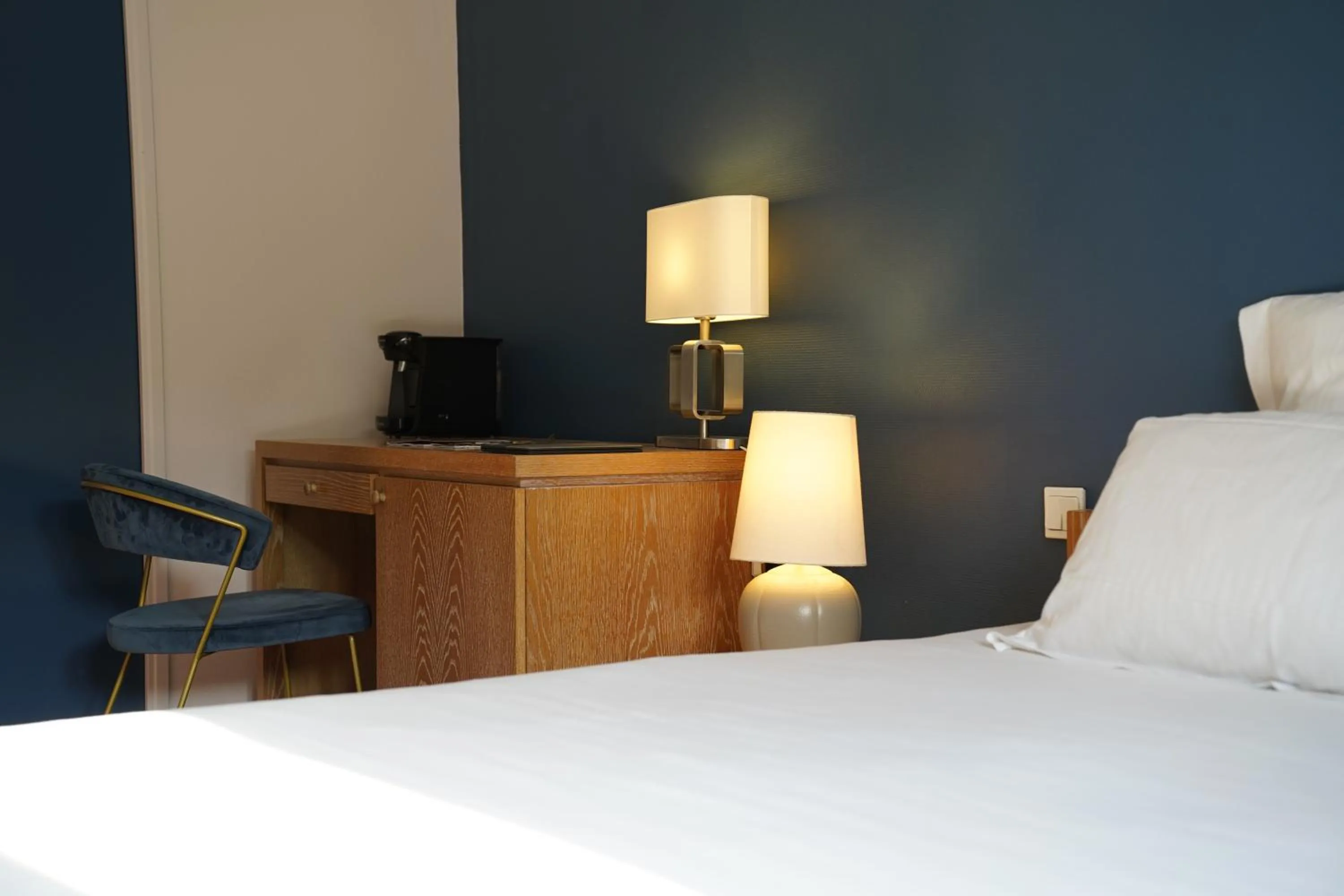 Seating area, Bed in Le Pré Saint Germain