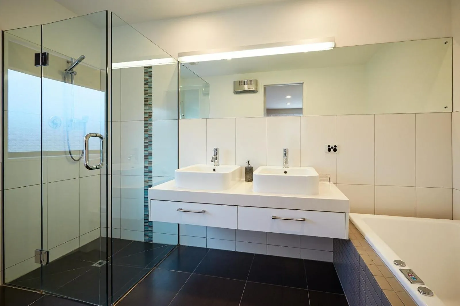 Shower in The Fairways Accommodation Kaikoura